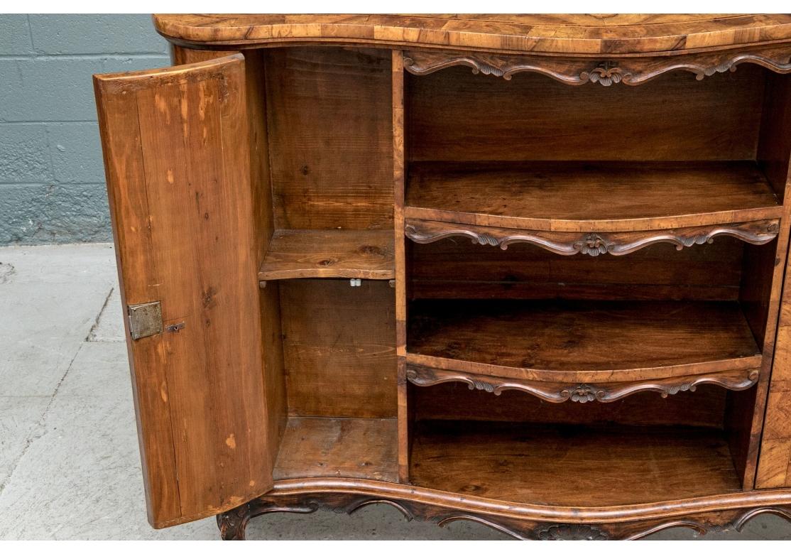 Intagliato Antico mobile in legno d'ulivo figurato a piè di pagina in vendita