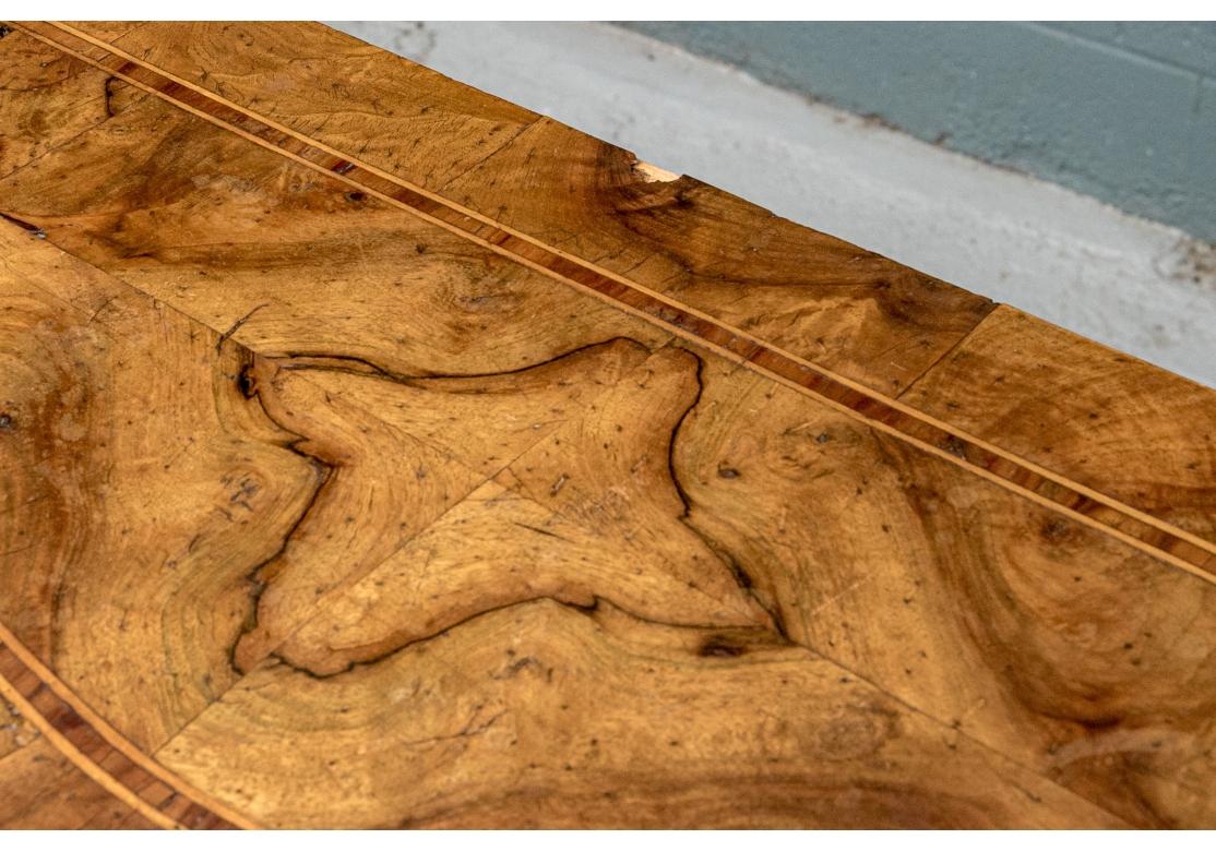 Antico mobile in legno d'ulivo figurato a piè di pagina In condizioni deteriorate in vendita a Bridgeport, CT