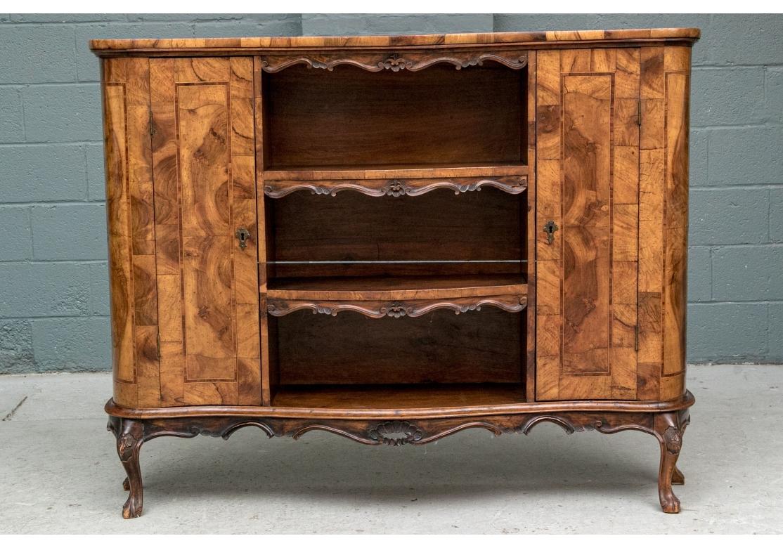 XIX secolo Antico mobile in legno d'ulivo figurato a piè di pagina in vendita