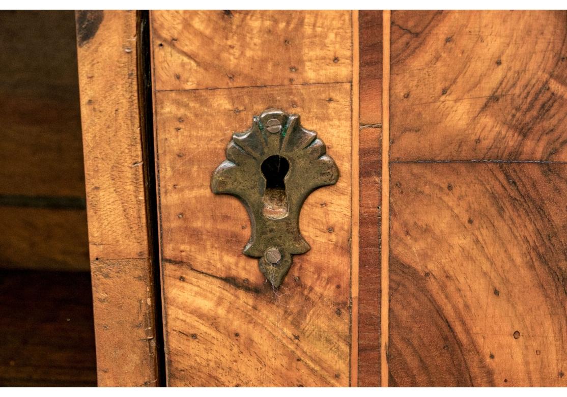 Ulivo Antico mobile in legno d'ulivo figurato a piè di pagina in vendita