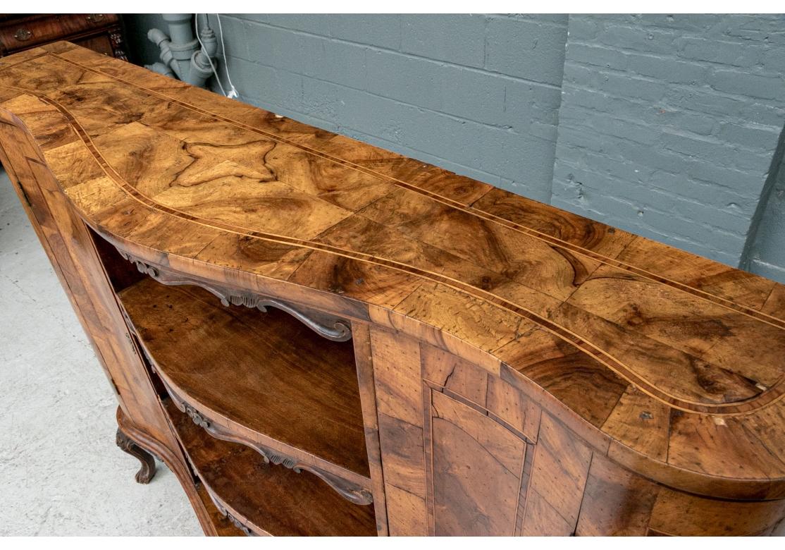 Antico mobile in legno d'ulivo figurato a piè di pagina in vendita 1