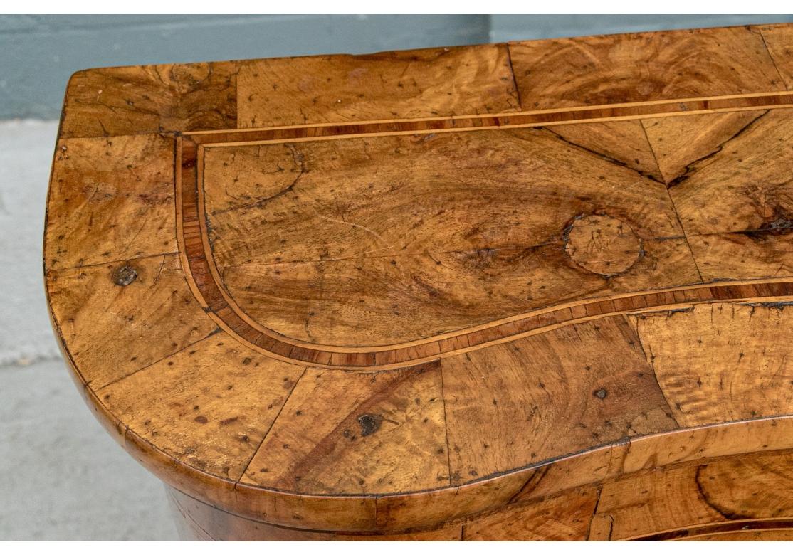 Antico mobile in legno d'ulivo figurato a piè di pagina in vendita 2