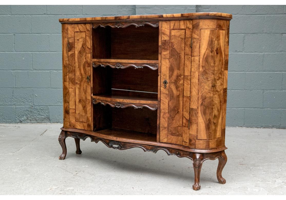 Antico mobile in legno d'ulivo figurato a piè di pagina in vendita 3