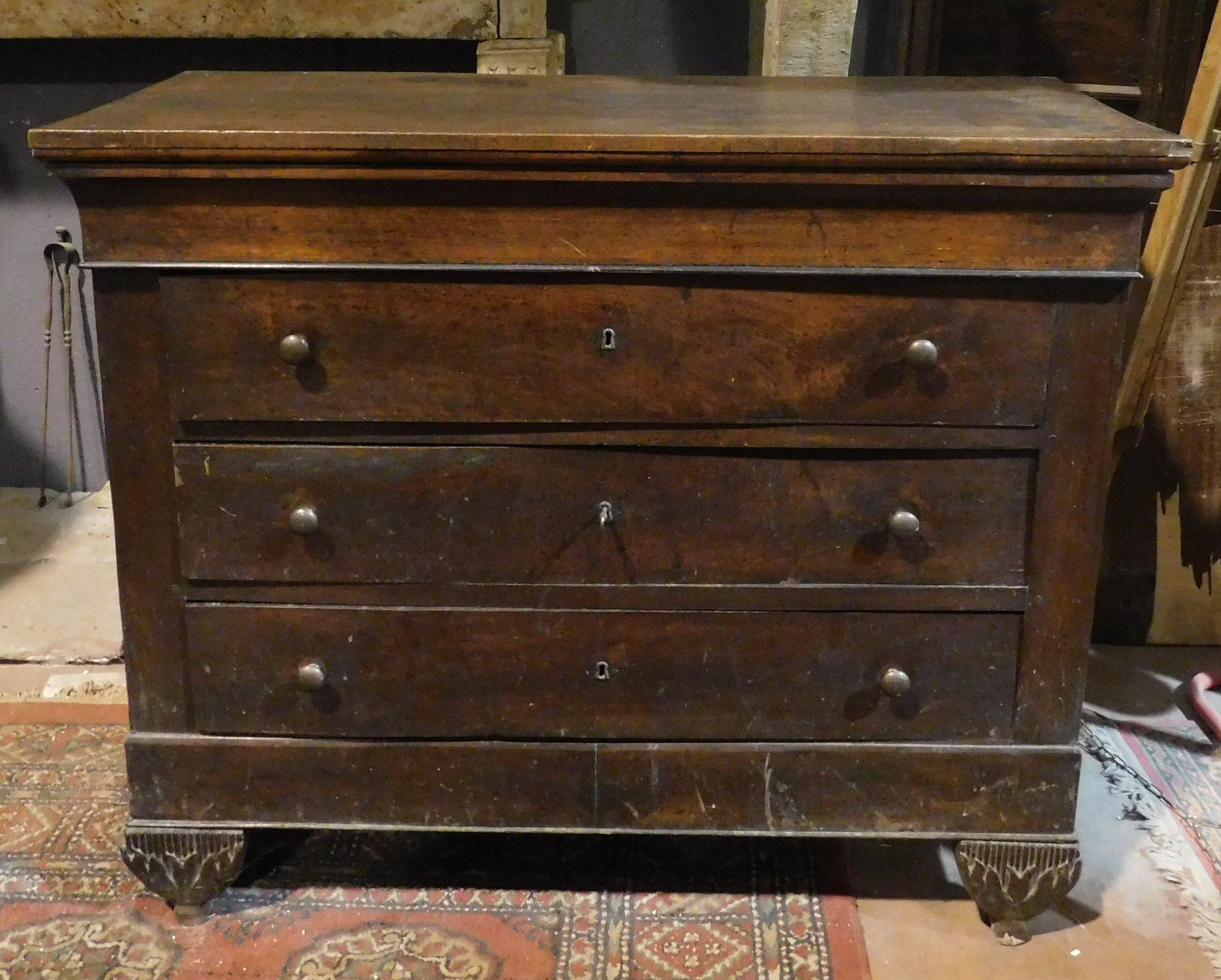 Ancient dresser, chest of drawers of Piedmontese origin in solid walnut and patinated over the centuries, hand-built in the 19th century in Italy.
With 3 deep and very roomy drawers and sculpted feet.
Maximum external measurements cm W 124 x H 103