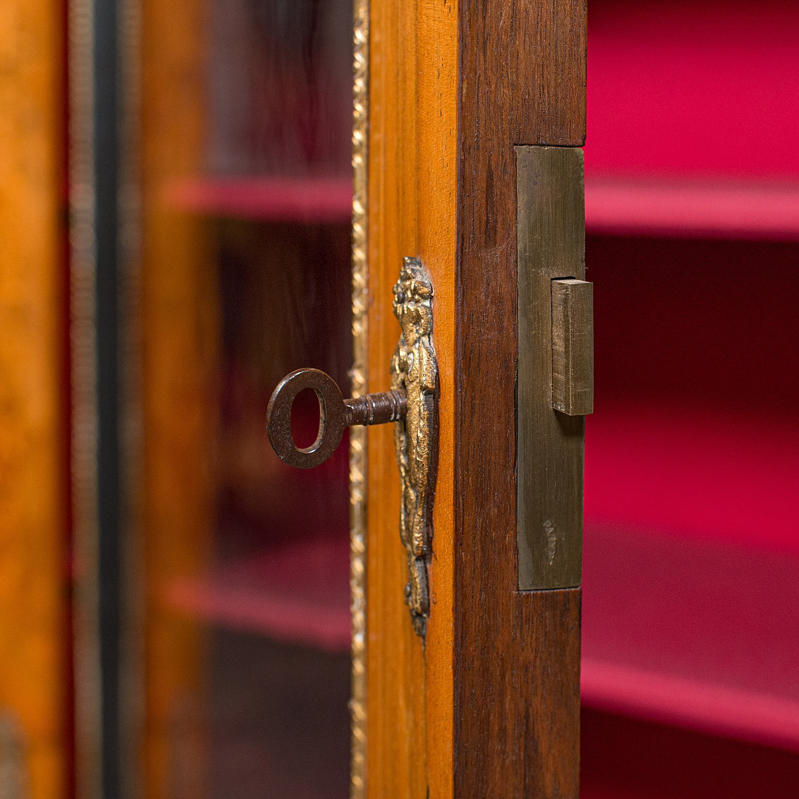 Antico mobile a molo, noce inglese, libreria smaltata, credenza da esposizione, Regenza in vendita 4