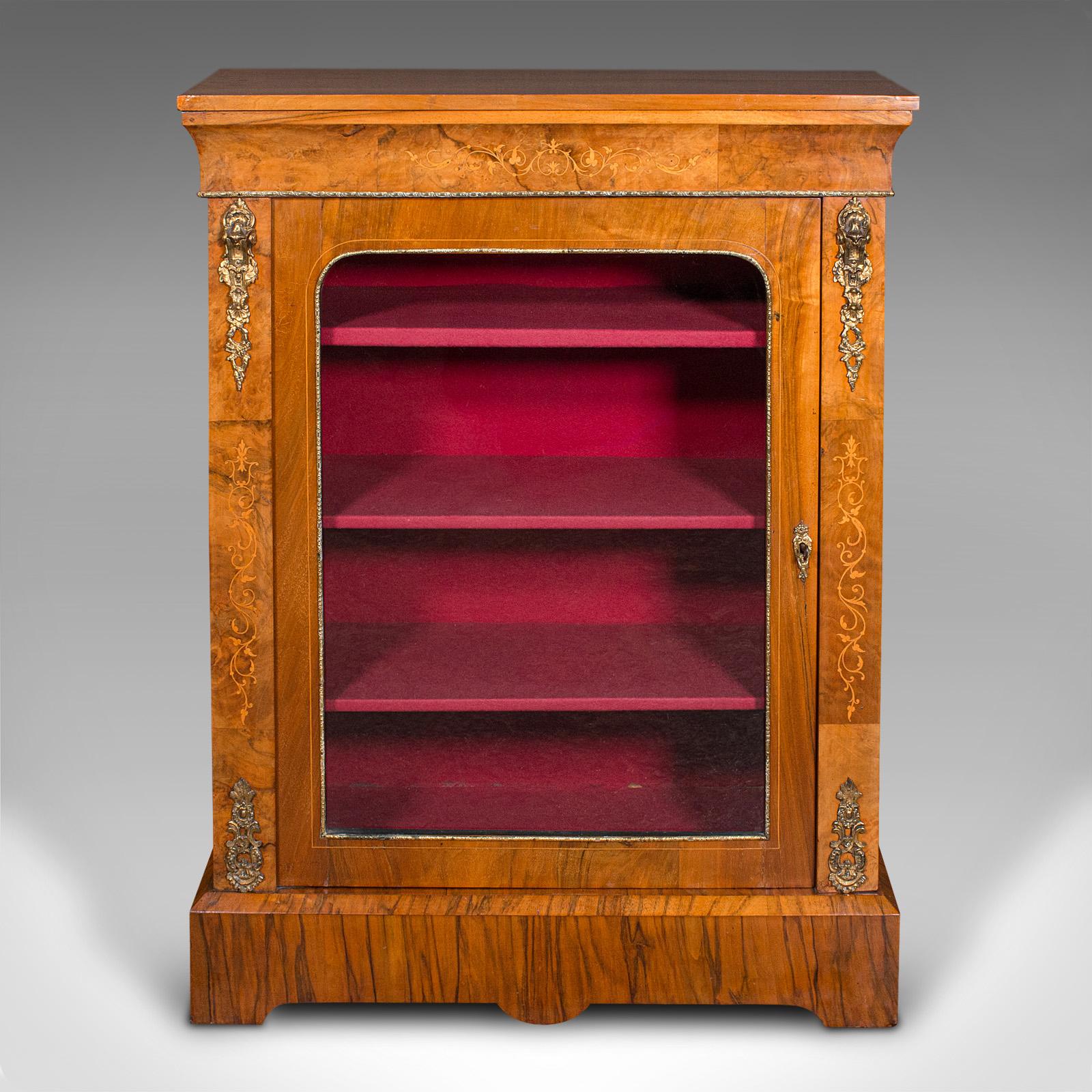 
Si tratta di un antico mobile molo. Una libreria o credenza inglese in noce e legno di bosso smaltato, risalente al periodo della Reggenza, circa 1820.

Deliziosa lavorazione artigianale con colori e figurazioni squisite
Presenta una desiderabile