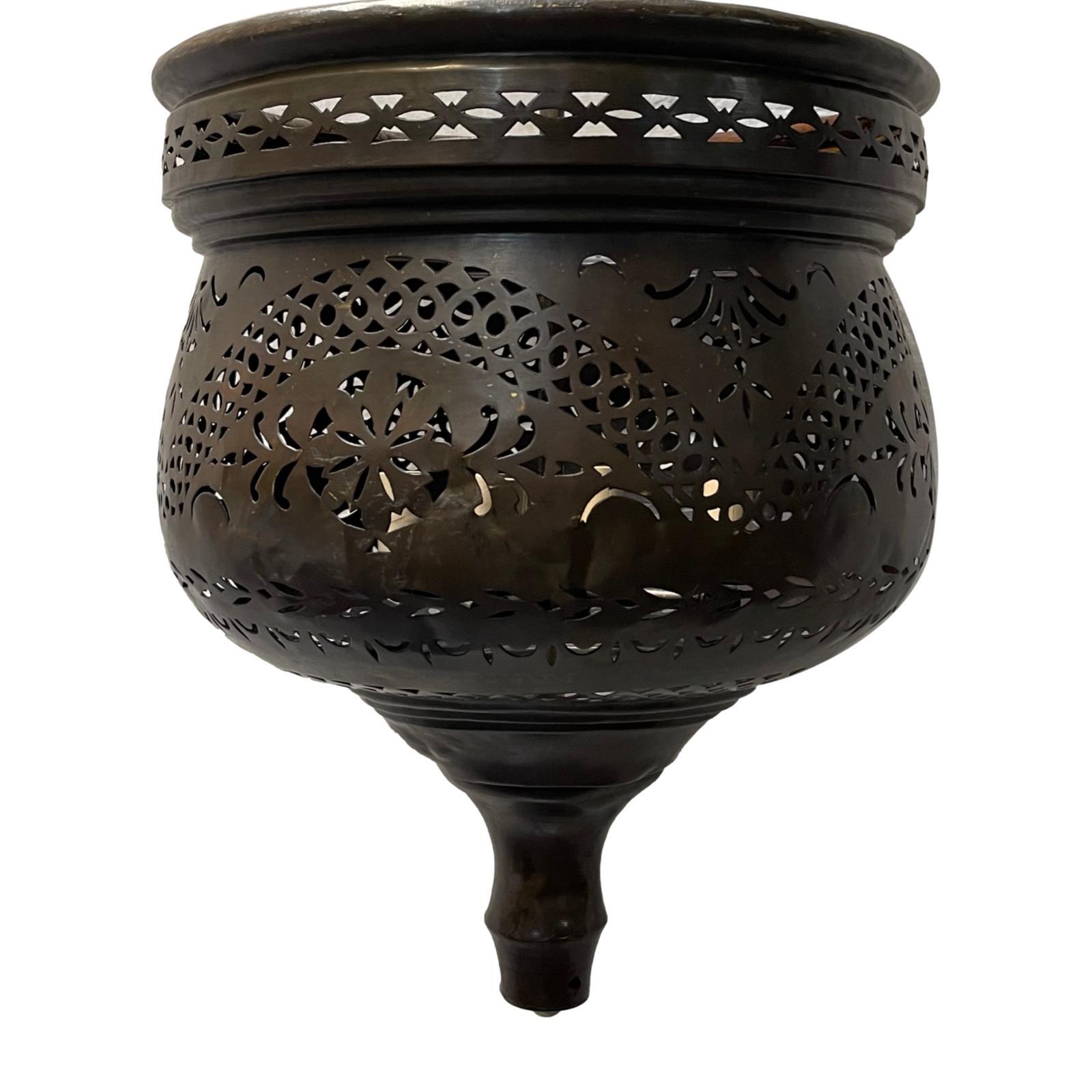 Eine antike persische Leuchte um 1900 mit vier Kandelabern im Inneren.

Abmessungen:
Fallhöhe: 26