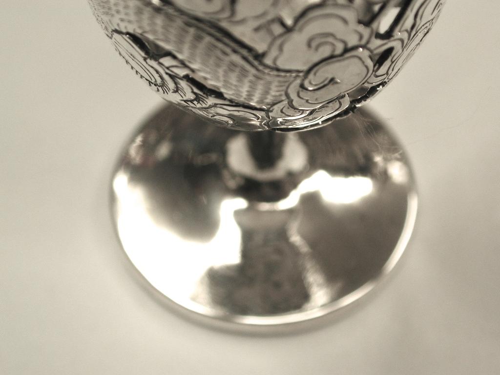 Antique Pierced Chinese Silver Egg Cup, Kwong Man Shing, Hong Kong circa 1900 In Good Condition For Sale In London, GB