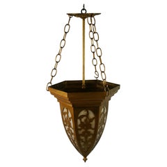 Pendentif ancien en métal percé et verre courbé, années 1940