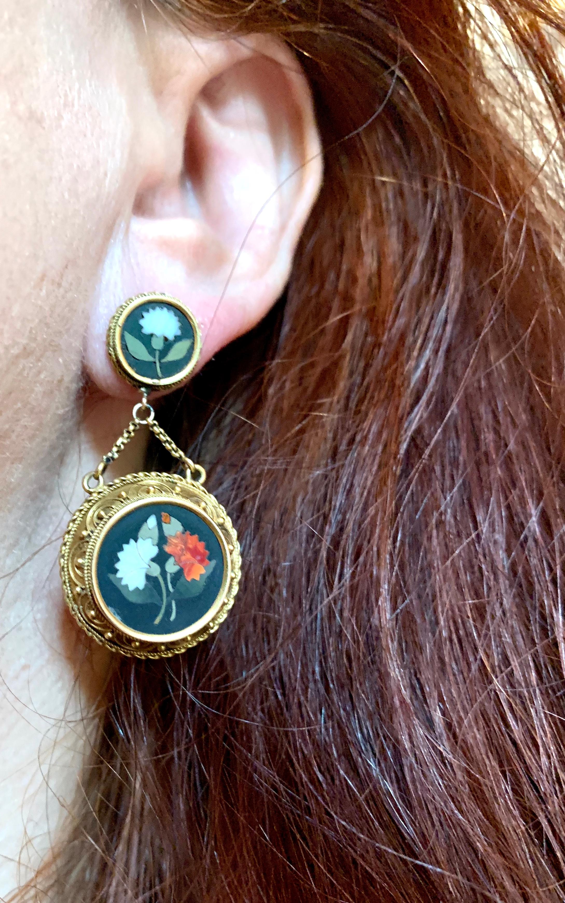 Antique Archaelogical Revival Pietra Dura 18k Gold Carnation Flower Earrings In Good Condition For Sale In New York, NY