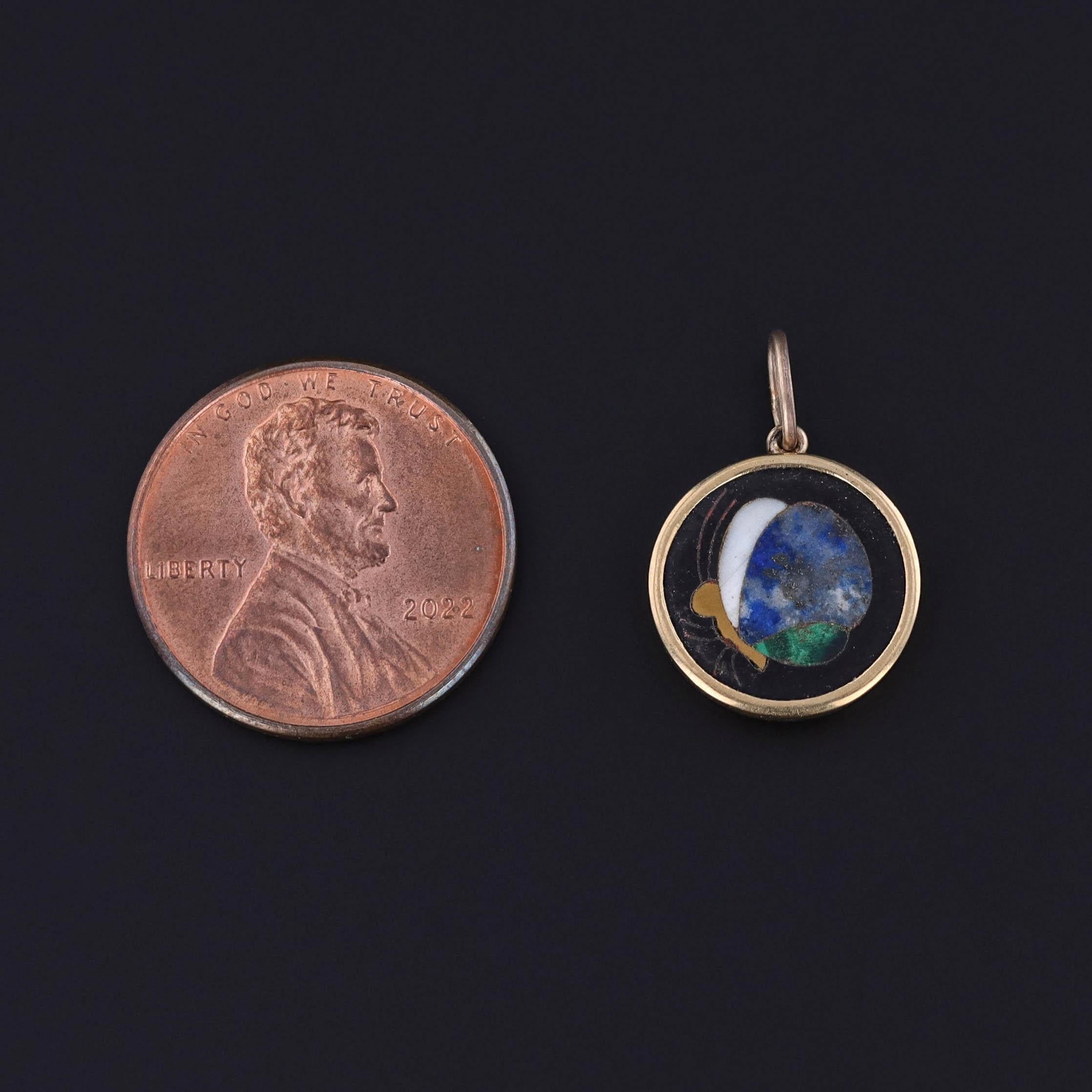 Cette charmante breloque présente un papillon en pietra dura, incrusté de pierres dures et encadré d'or 18 carats. Ce bouton de manchette antique, fabriqué à l'origine vers 1900, a été soigneusement transformé en breloque. Il est désormais doté