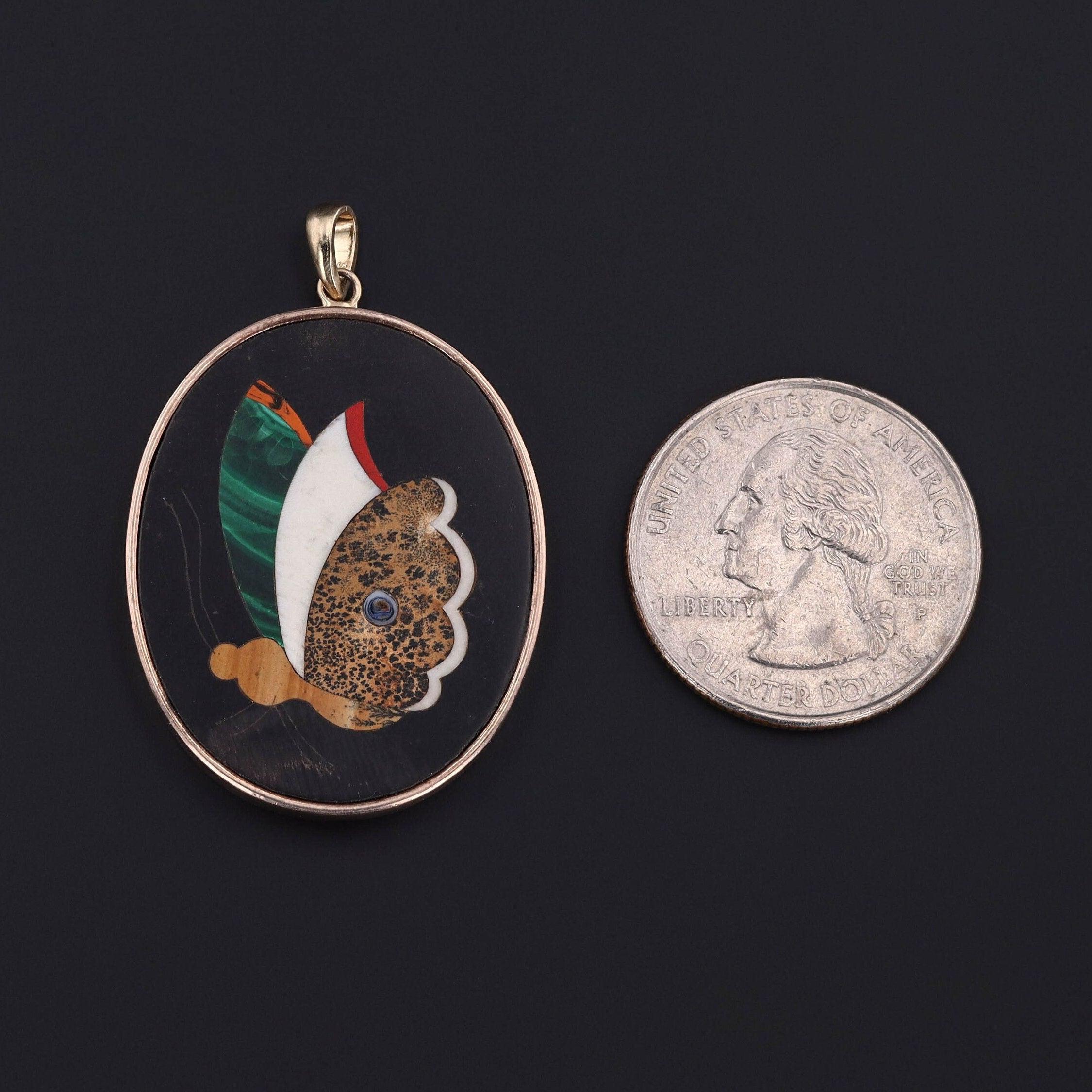 Questo ciondolo presenta una farfalla in pietra dura a mosaico incastonata in oro 14k. Questo pezzo in pietra dura era uno dei tanti che abbiamo recuperato da un braccialetto di epoca vittoriana rotto.

Il ciondolo misura 1,7 pollici dalla parte