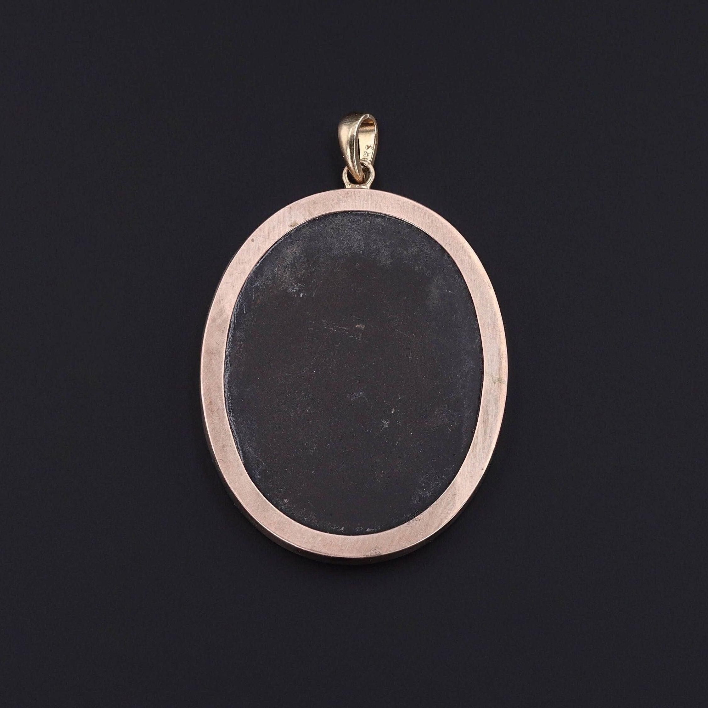 Vittoriano Antico ciondolo in pietra dura a forma di farfalla in oro 14 ct. in vendita