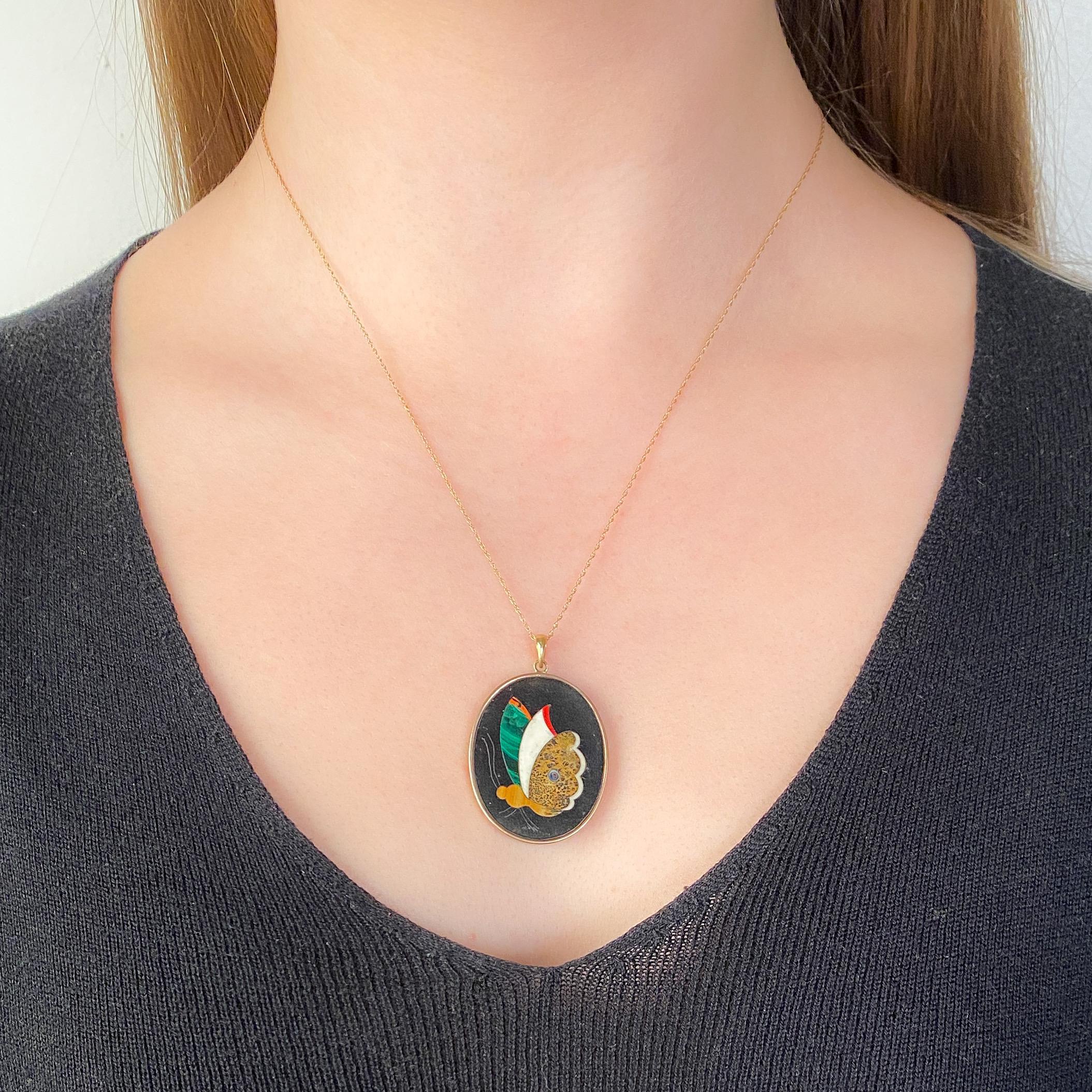 Antico ciondolo in pietra dura a forma di farfalla in oro 14 ct. In condizioni buone in vendita a Lewisburg, PA