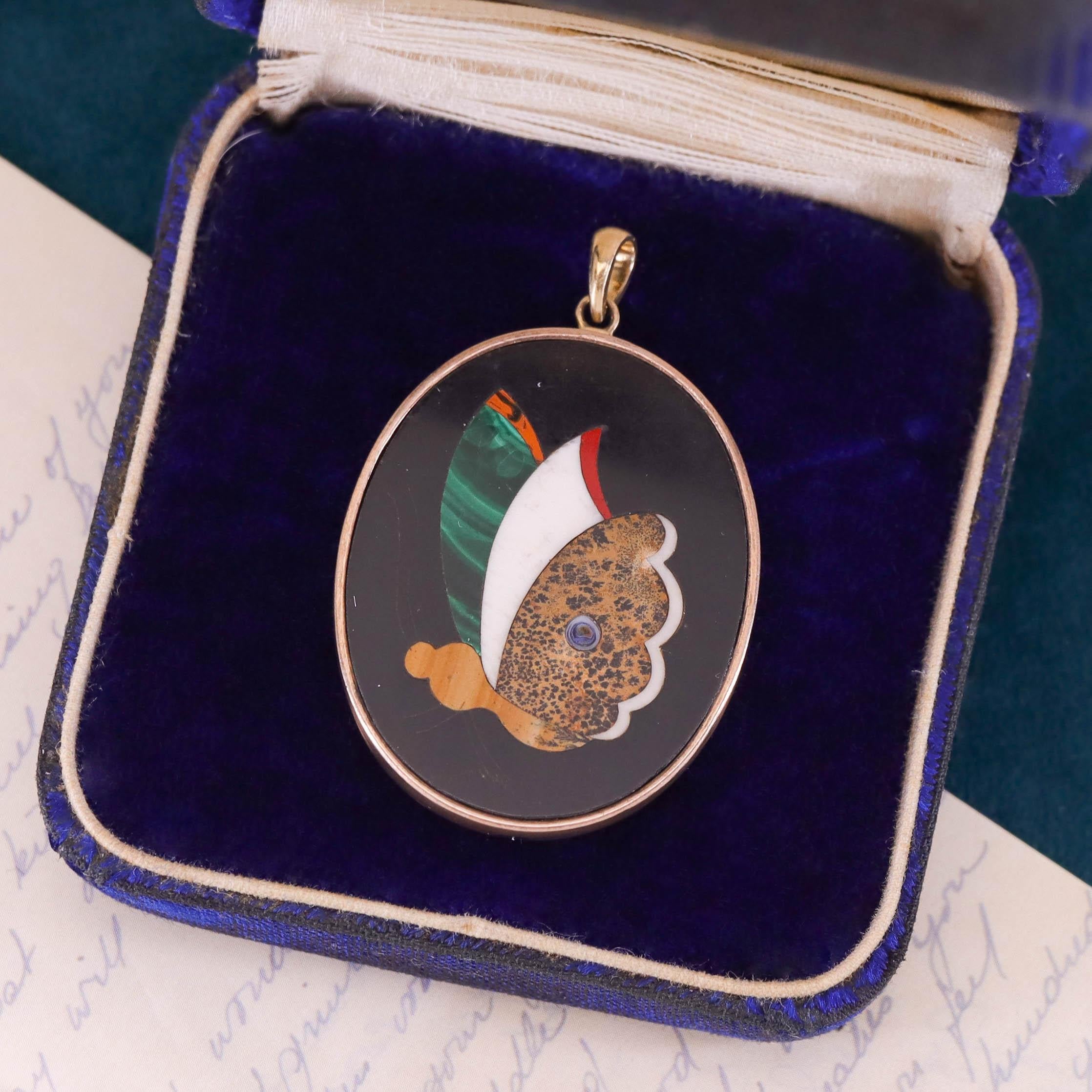 Donna Antico ciondolo in pietra dura a forma di farfalla in oro 14 ct. in vendita