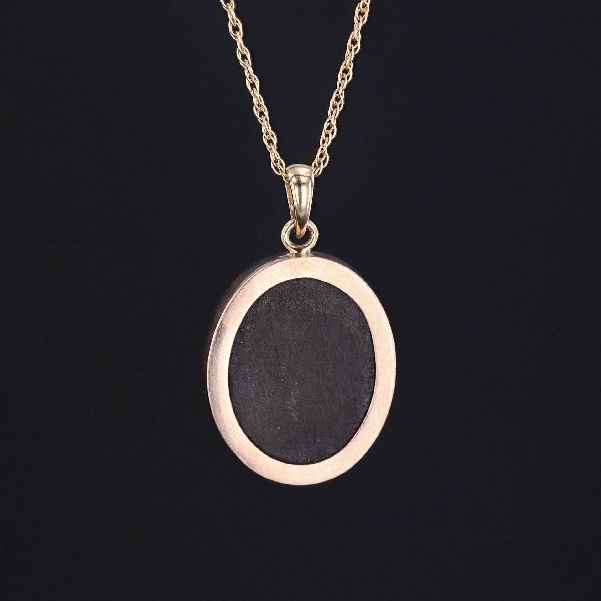 La pietra dura est une forme de mosaïque florentine créée par des artisans qui taillent et sertissent des pierres dures colorées sur une ardoise noire.

Ce pendentif en or 14k était à l'origine une boucle d'oreille ancienne (circa 1870-1890) que
