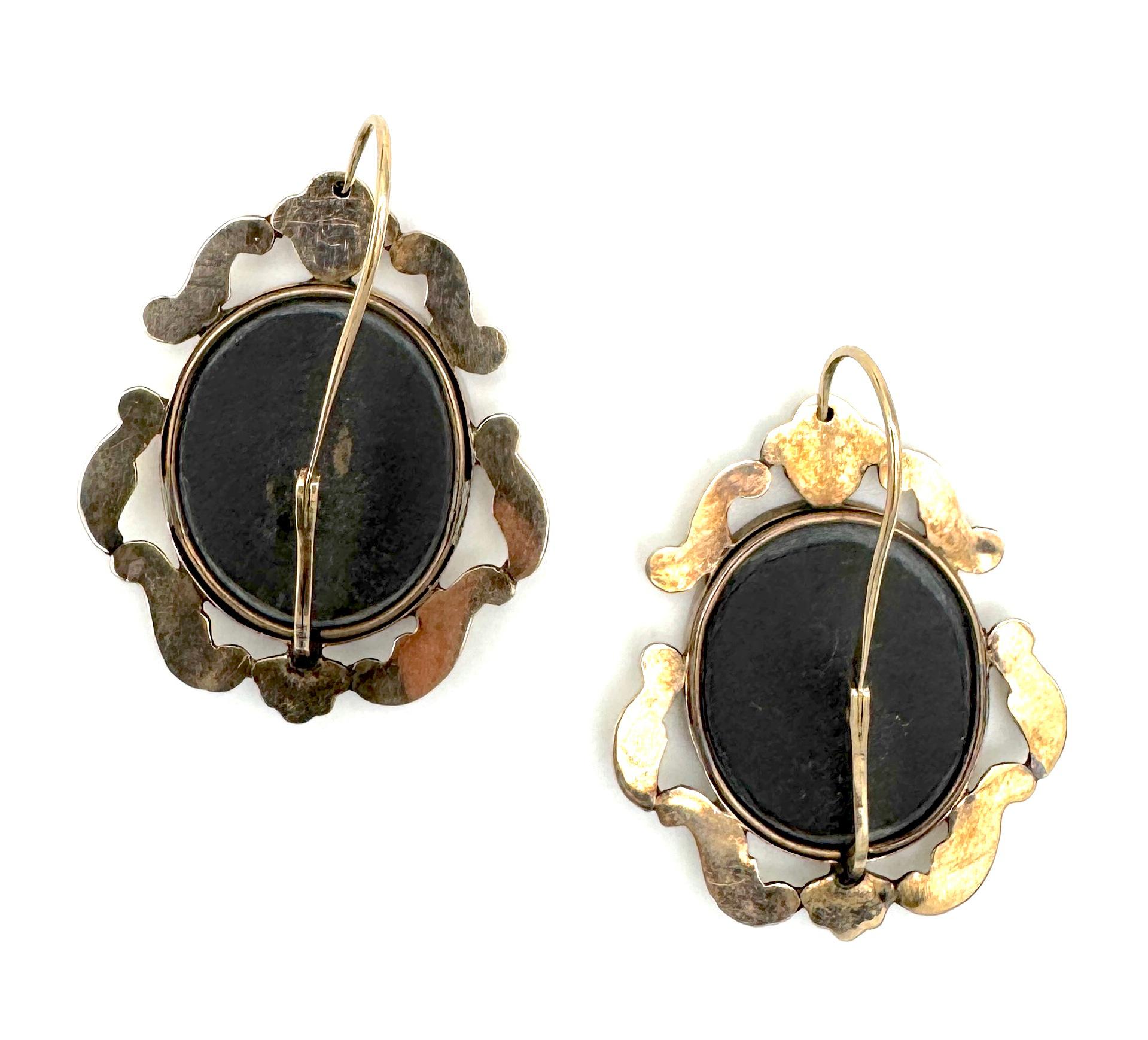 Antique Pietre Dure Pansy Drop Earrings 14K Yellow Gold In Good Condition For Sale In Munich, Bavaria