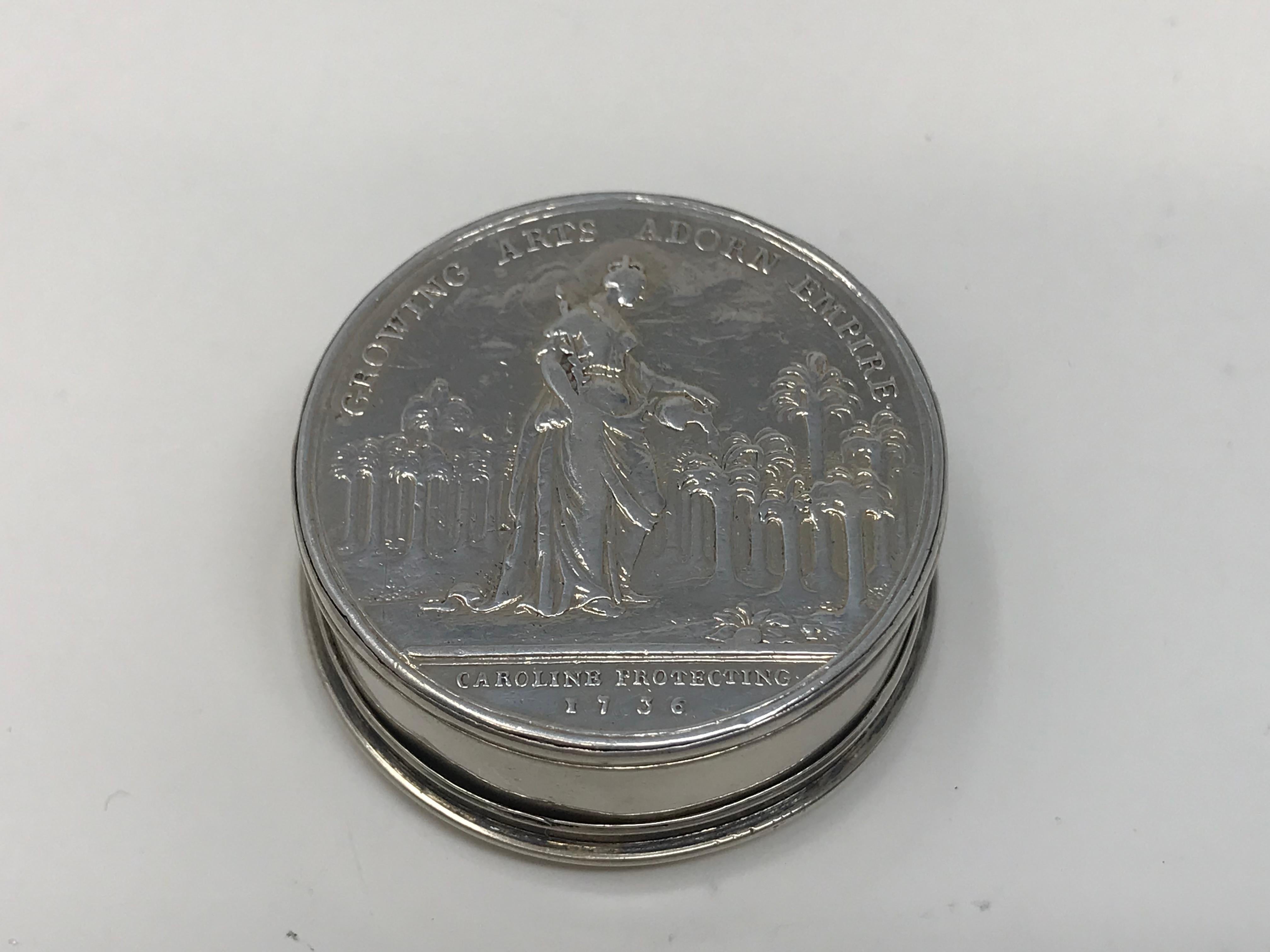 Pilulier ancien en argent composé de deux médailles de Jernegan 1736, conçu par Frederick Kandler vers 1735. Le pilulier mesure environ 35 mm de diamètre et 17 mm de hauteur.