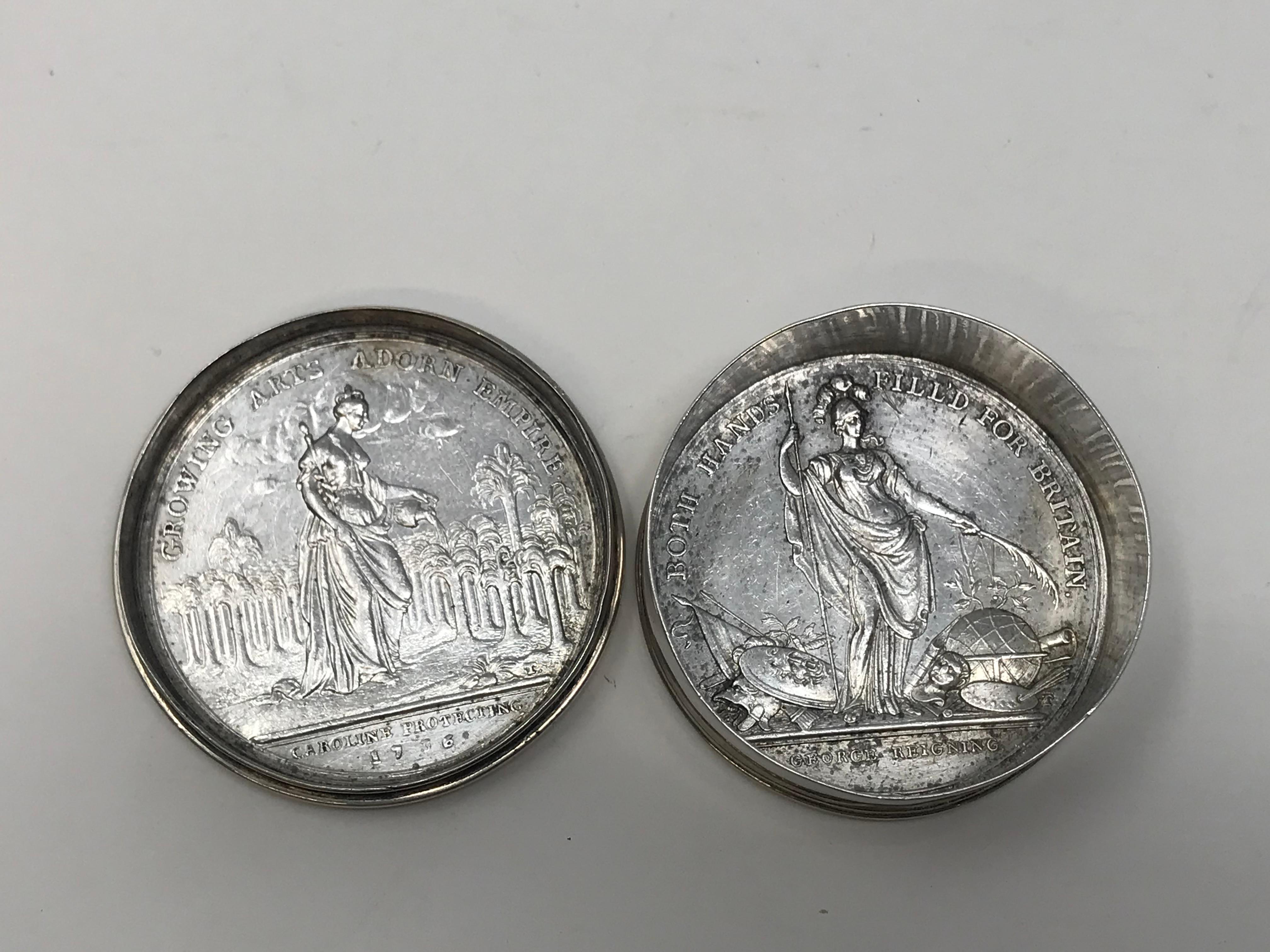 Boîte à pilules ancienne médaille de Jérusalem 1736 Bon état - En vente à Montreal, QC