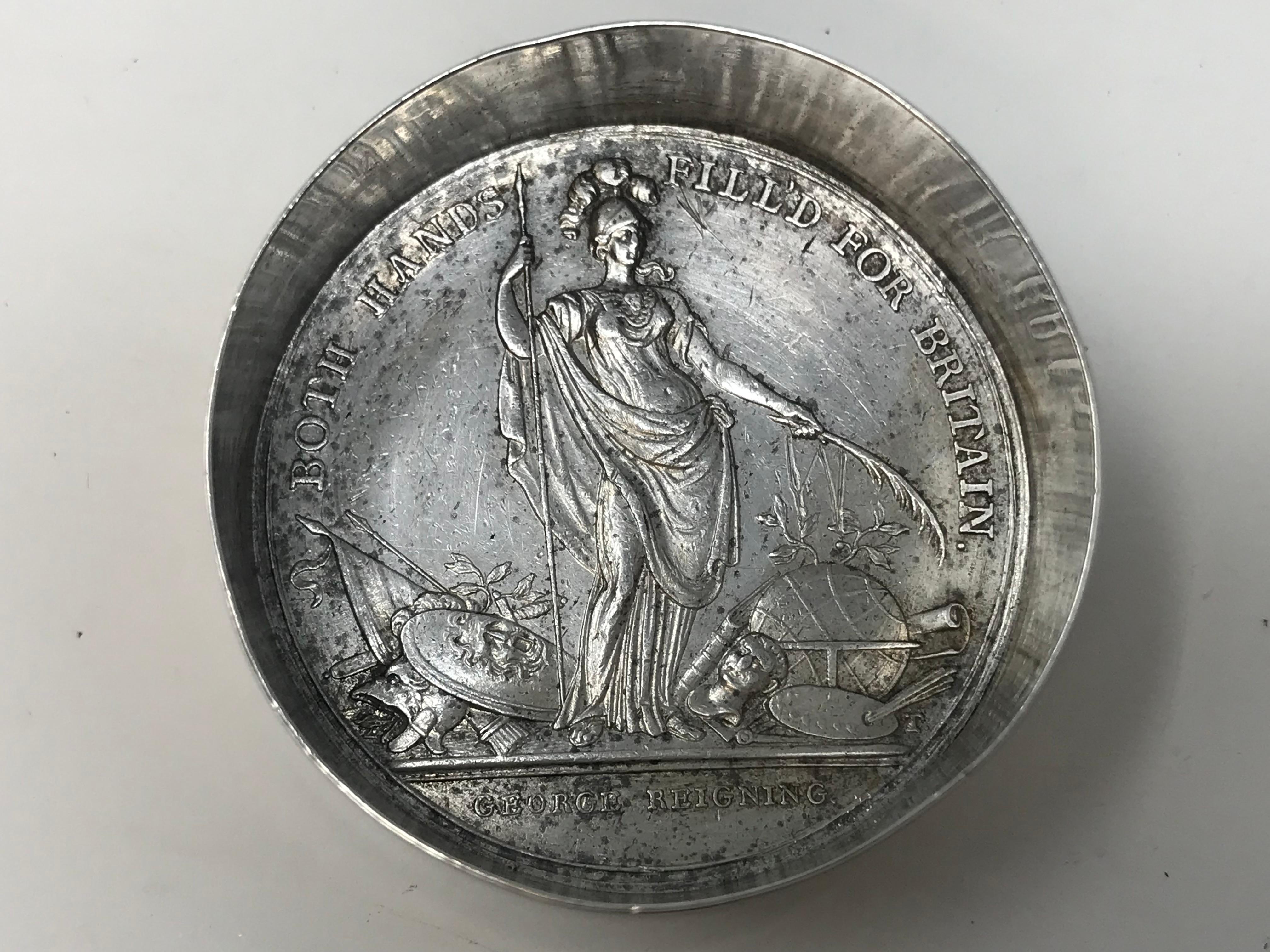 Boîte à pilules ancienne médaille de Jérusalem 1736 en vente 1