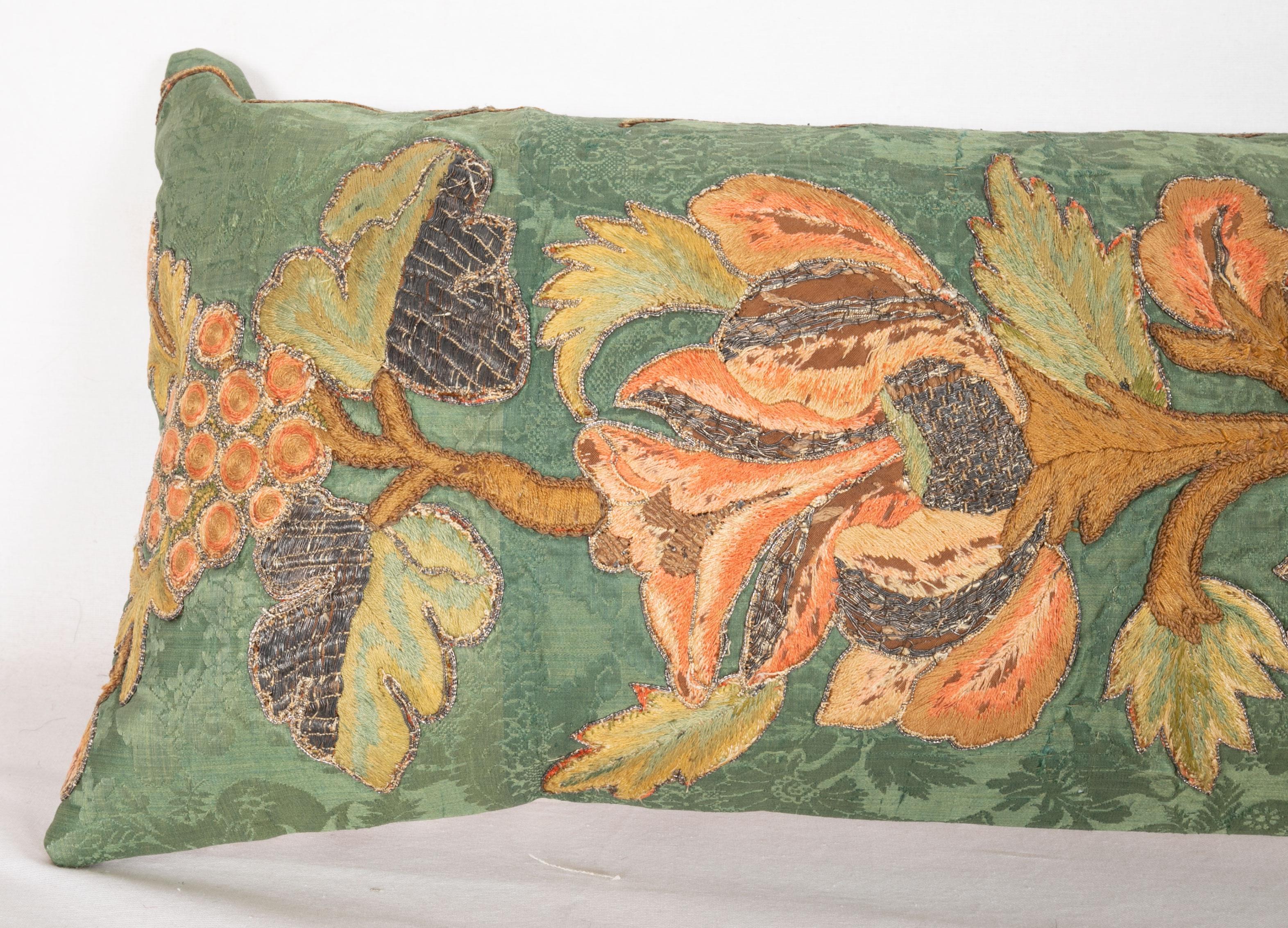 Antique Pillow Cases Fashioned from an Embroidered European Applique Panel In Fair Condition In Istanbul, TR