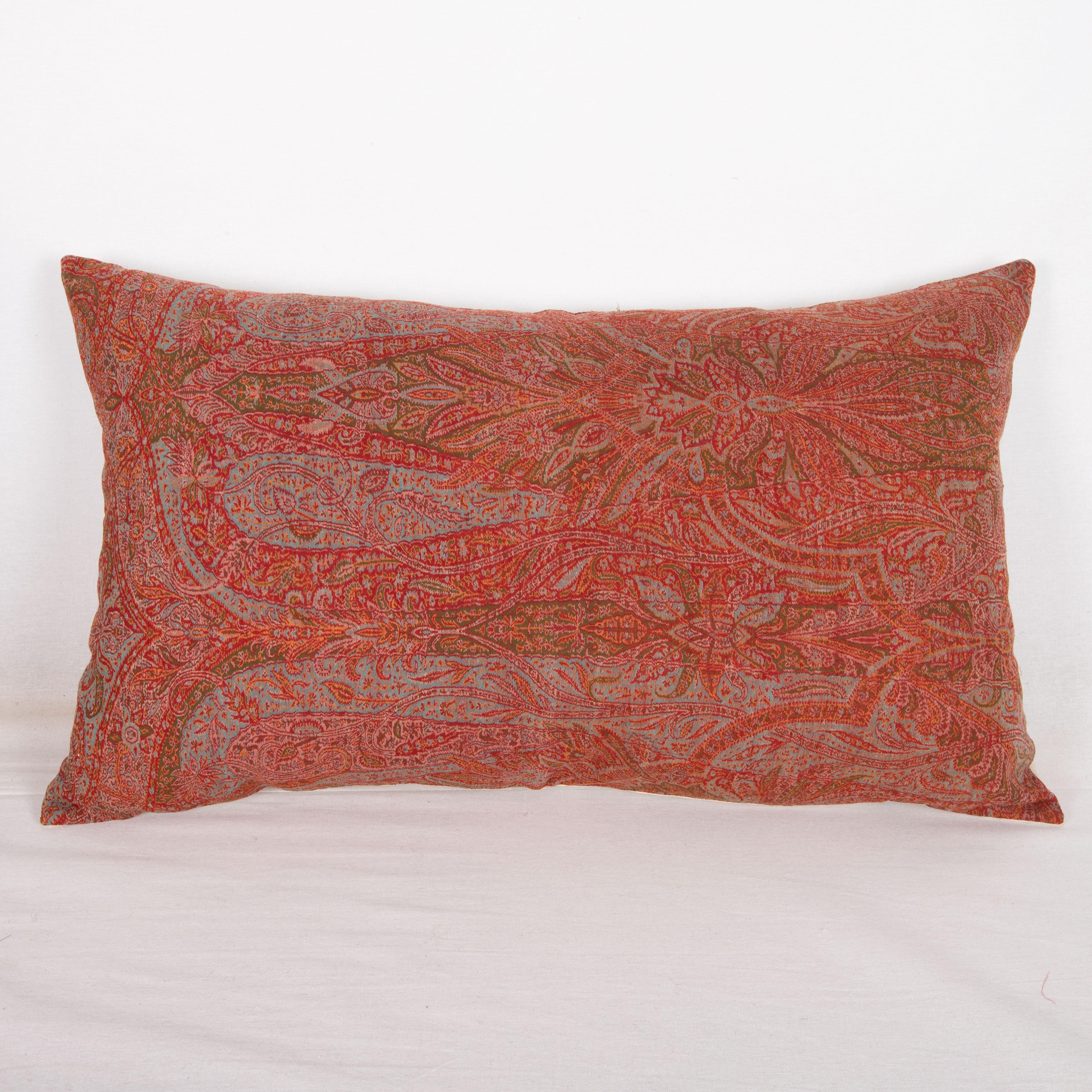 Antique Paisley pillow cover made from a European wool Paisley Sshawl, late 19th /early 20th century
It does not come with an insert.
Linen in the back.
Zipper closure.
Dry. Cleaning is reccommeded.

Antique European Paisley shawls are a type