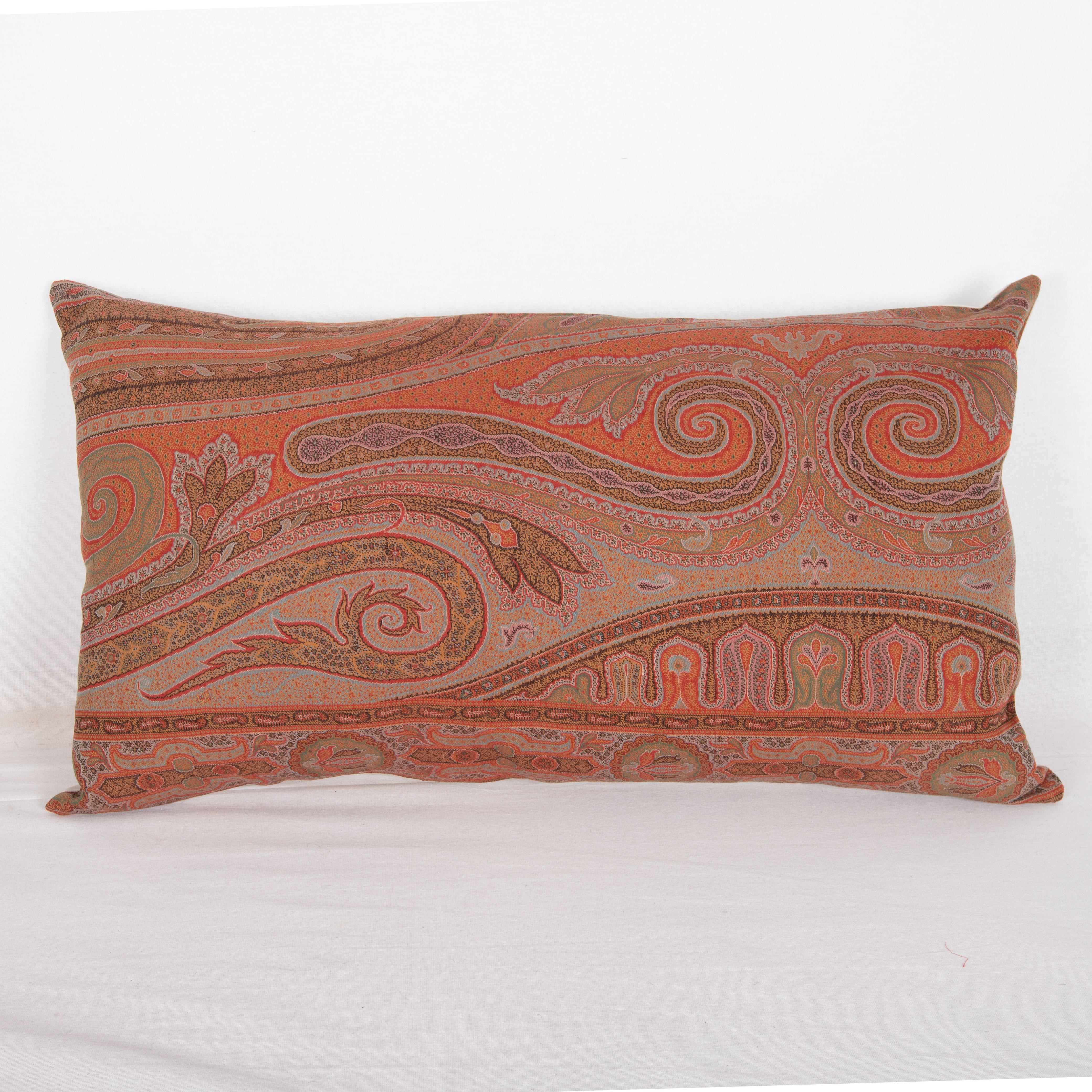 Antique Paisley pillow cover made from a European wool paisley shawl, late 19th / early 20th century.
It does not come with an insert.
Linen in the back.
Zipper closure.
Dry. Cleaning is reccommeded.

Antique European Paisley shawls are a type