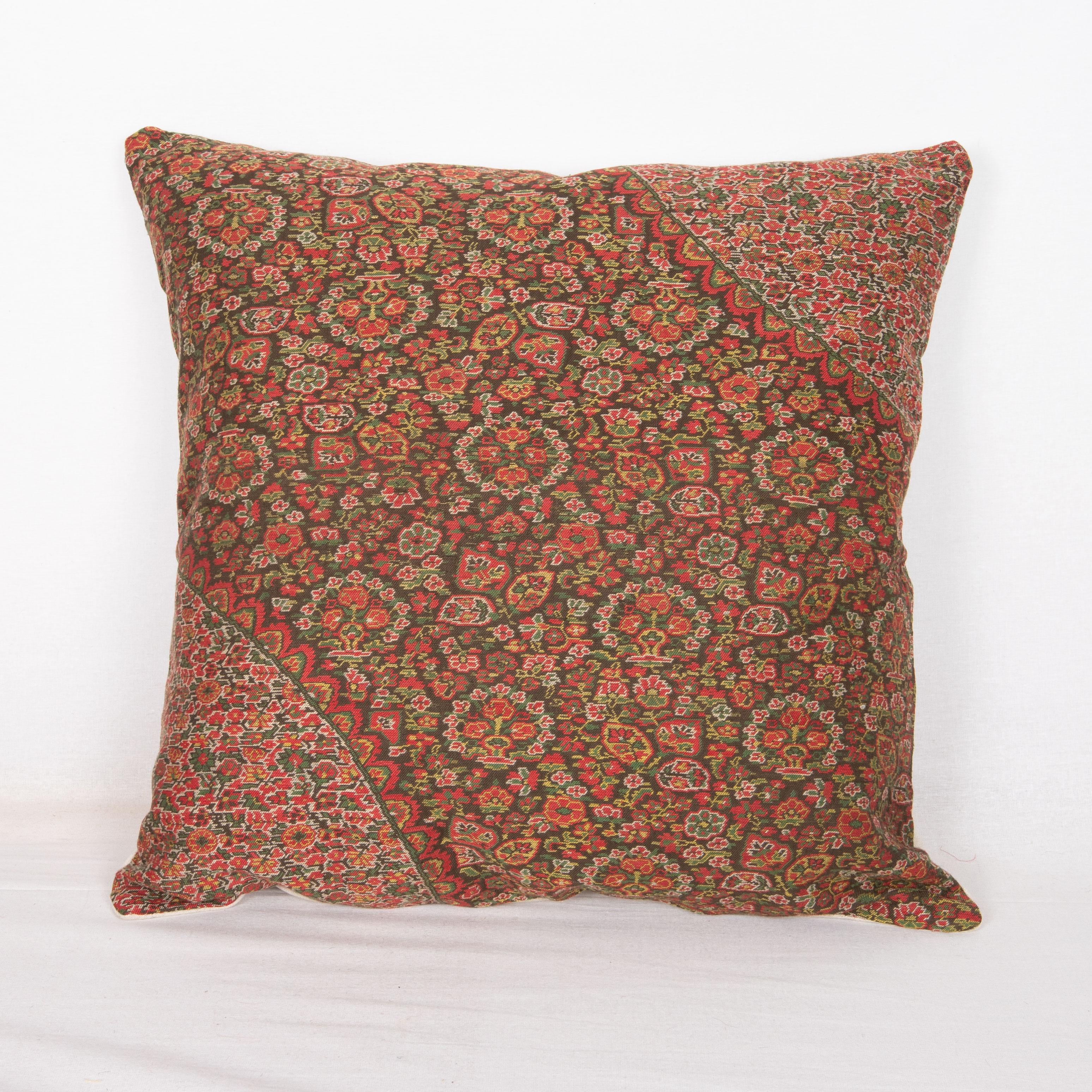 Antique Paisley pillow cover made from a European Wool Paisley Shawl, L 19th /E 20th century.
It does not come with an insert.
Linen in the back.
Zipper closure.
Dry. Cleaning is reccommeded.

Antique European Paisley shawls are a type of
