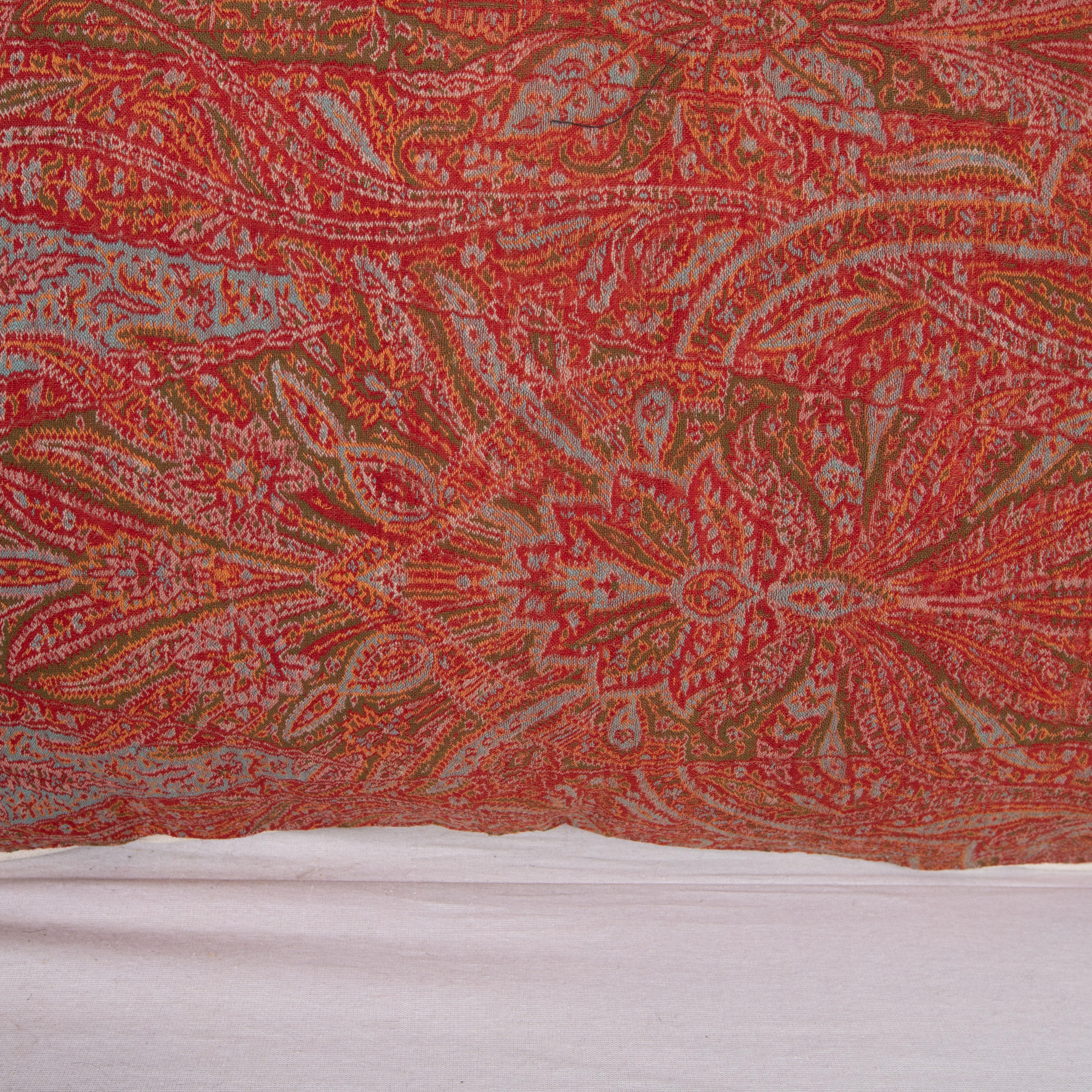 Tissage Antique  Couvercle d'oreiller fabriqué à partir d'un châle en laine européen à motif cachemire, L 19e/E.20e siècle en vente