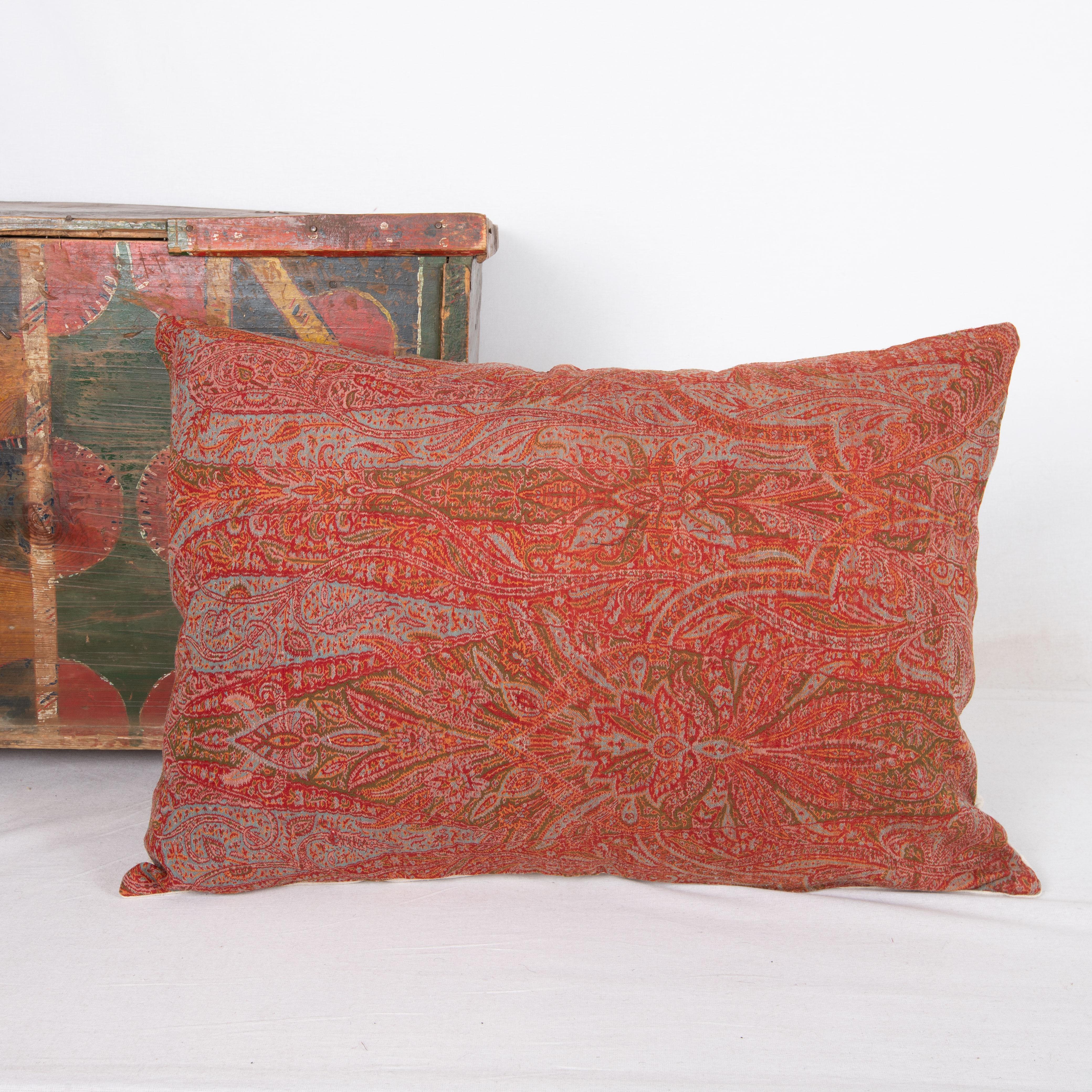 20ième siècle Antique  Couvercle d'oreiller fabriqué à partir d'un châle en laine européen à motif cachemire, L 19e/E.20e siècle en vente