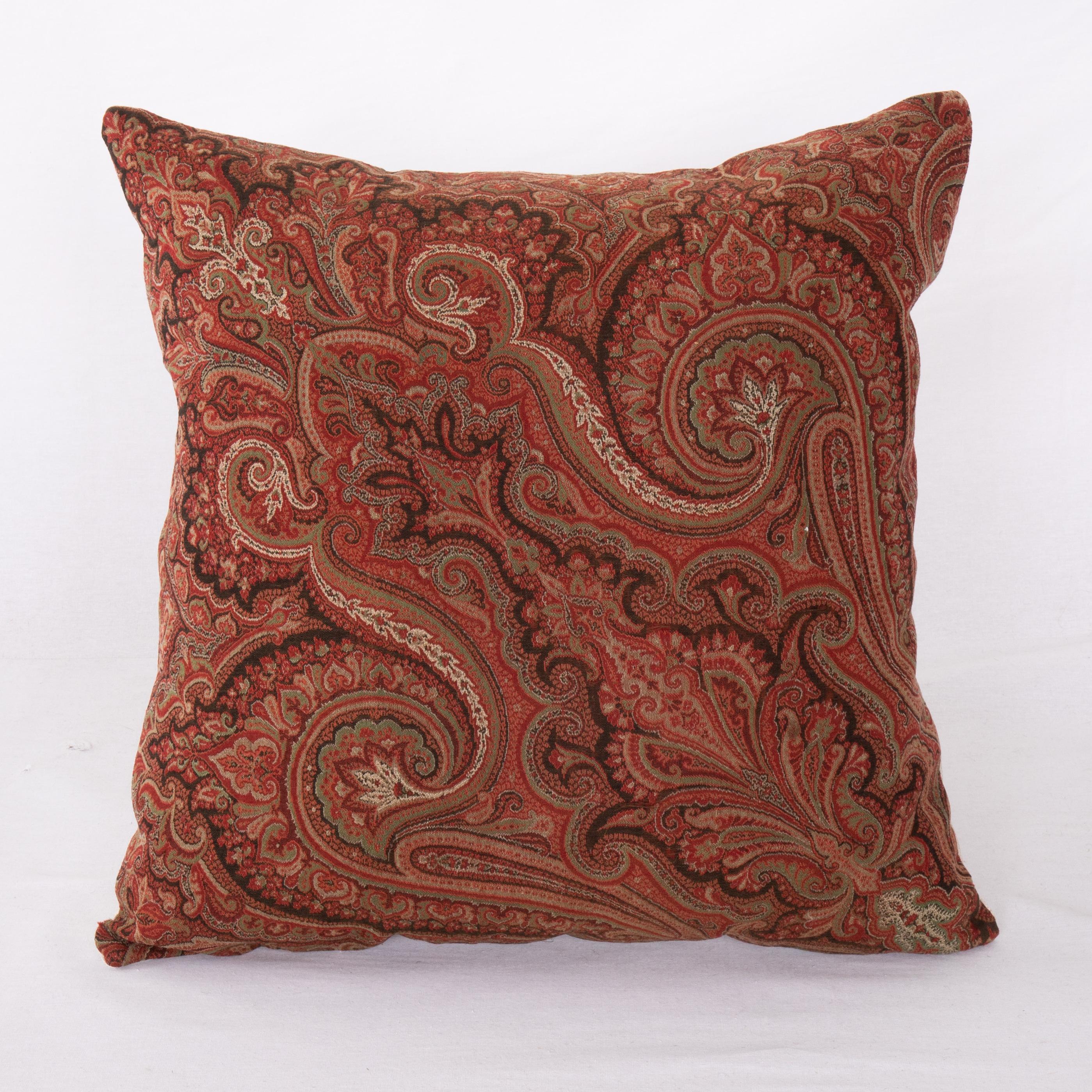 Antique Paisley pillow cover made from a European wool Paisley shawl, late 19th /early 20th century.
It does not come with an insert.
Linen in the back.
Zipper closure.
Dry. Cleaning is reccommeded.

Antique European Paisley shawls are a type