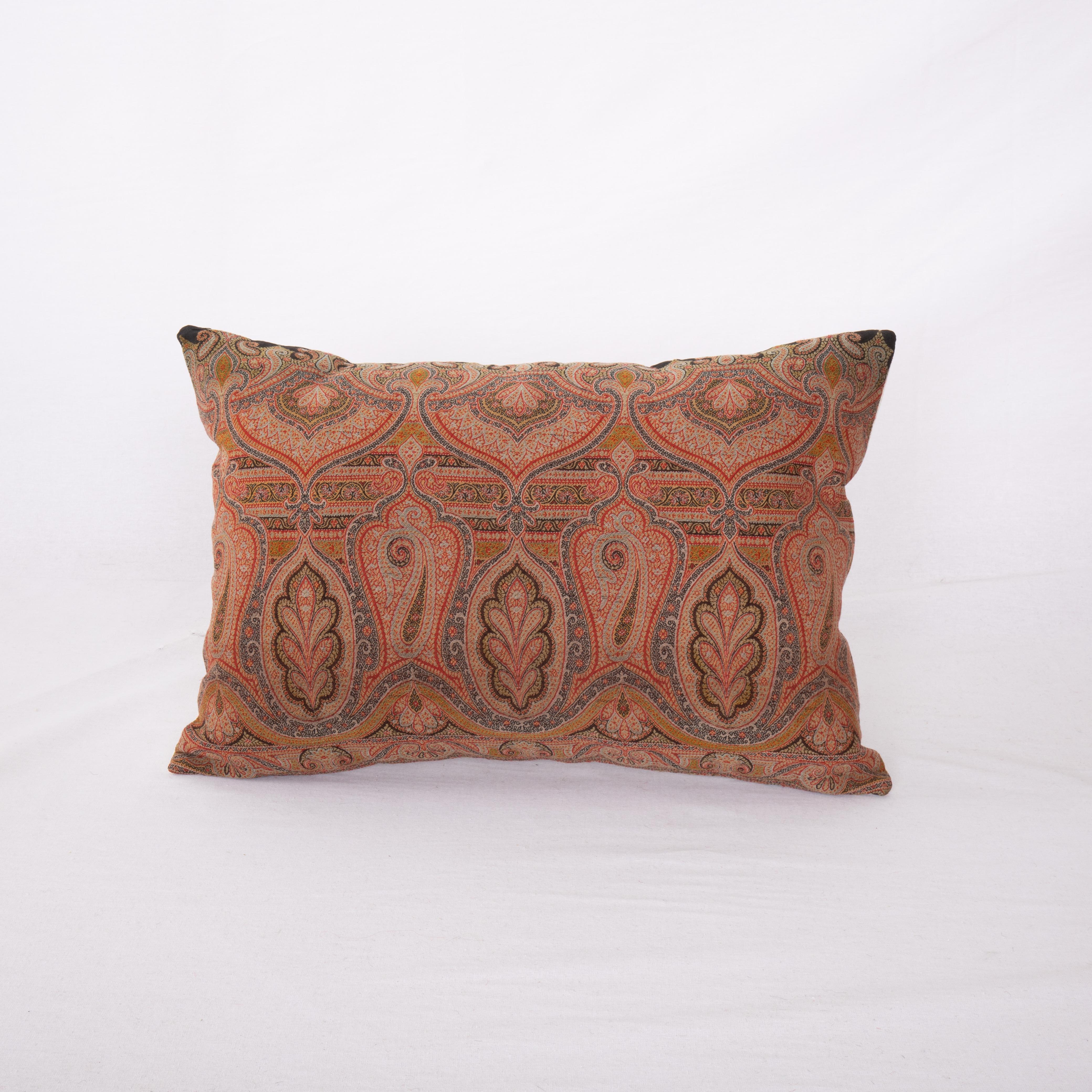 Antique Paisley pillow cover made from a European wool Paisley shawl, late 19th /early 20th century
It does not come with an insert.
Linen in the back.
Zipper closure.
Dry. Cleaning is reccommeded.

Antique European Paisley shawls are a type