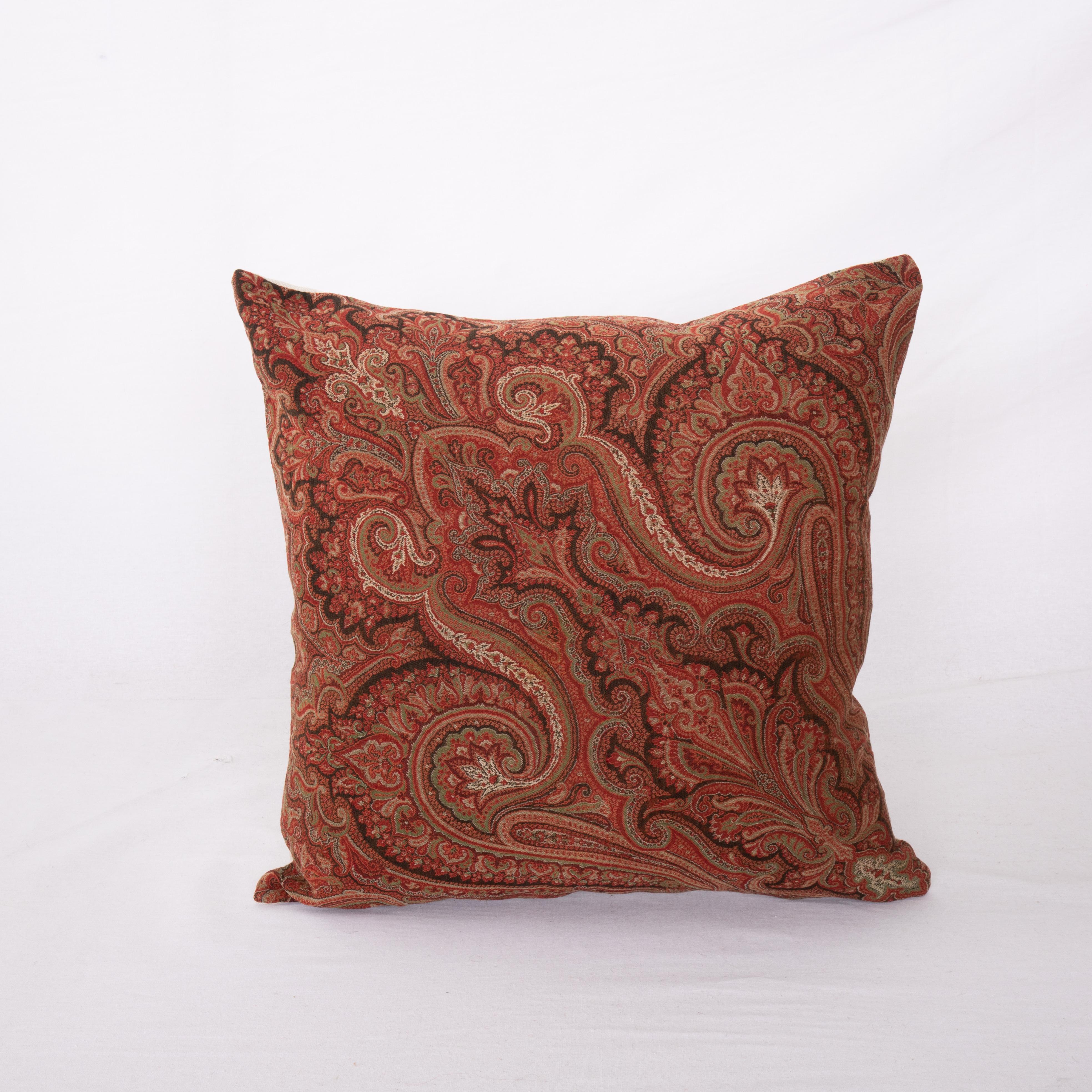 Antique Paisley pillow cover made from a European wool Paisley shawl, late 19th /early 20th century
It does not come with an insert.
Linen in the back.
Zipper closure.
Dry. Cleaning is reccommeded.

Antique European Paisley shawls are a type