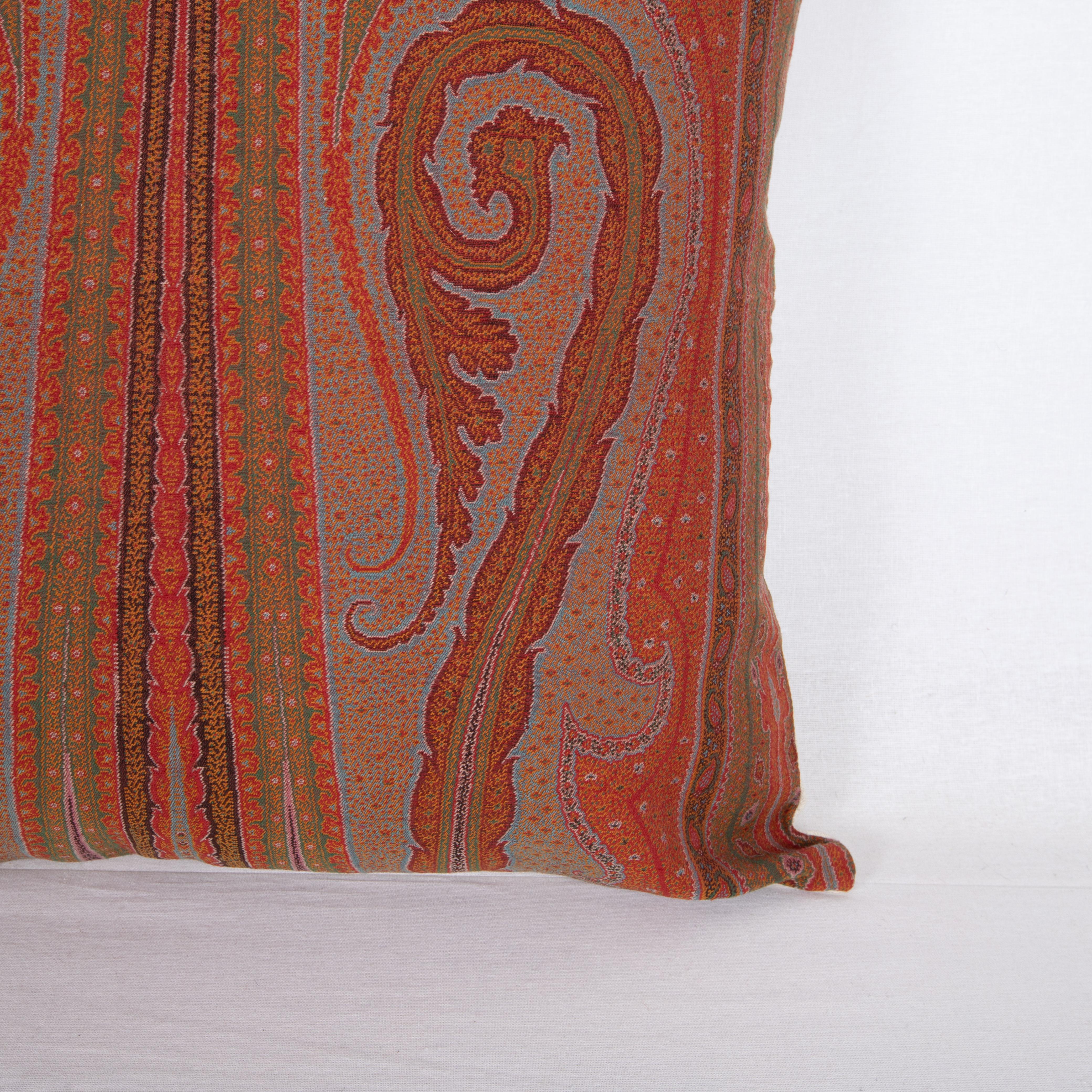 Français Antique  Couvercle d'oreiller fabriqué à partir d'un châle en laine à motif cachemire, L 19e/E.20e  en vente