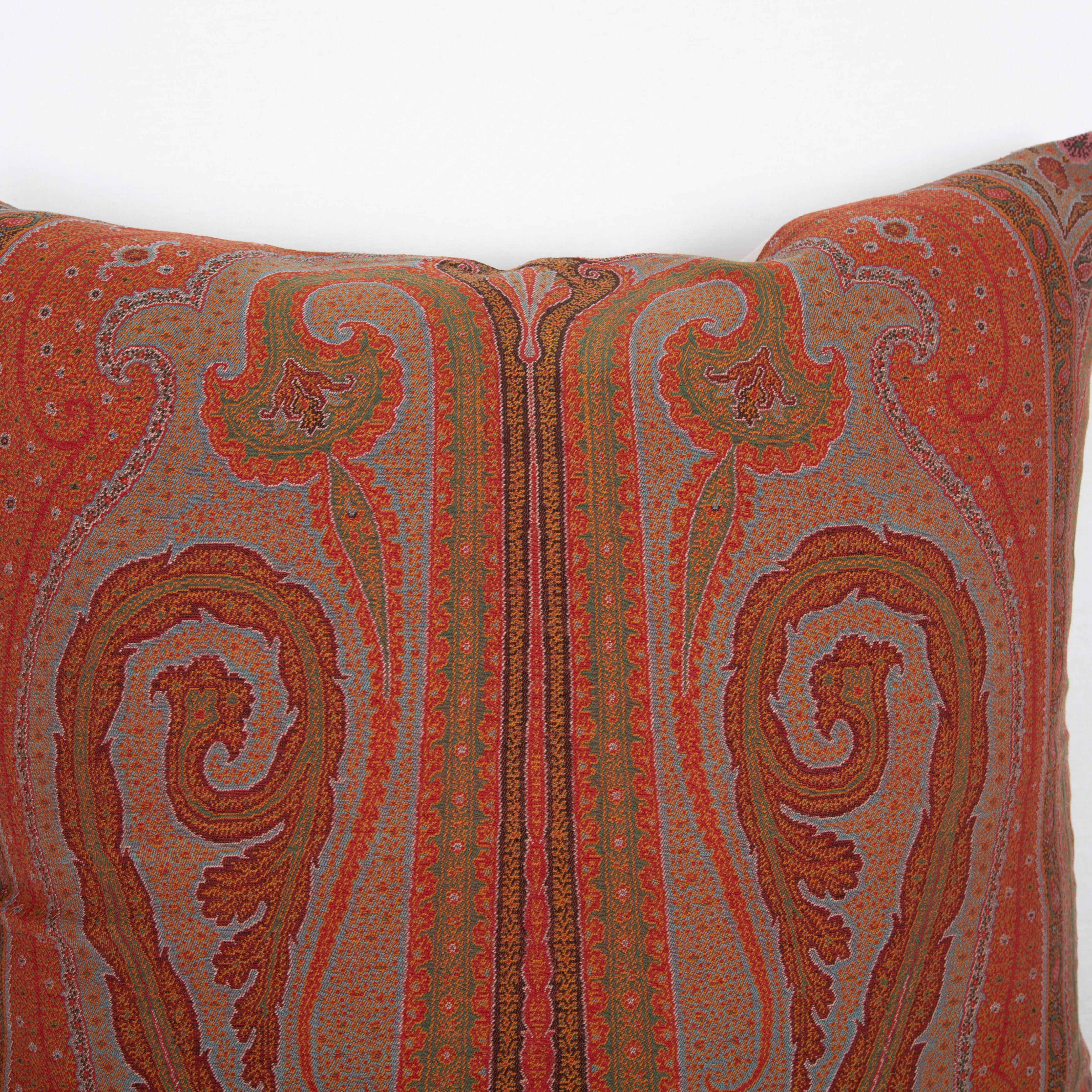 Tissage Antique  Couvercle d'oreiller fabriqué à partir d'un châle en laine à motif cachemire, L 19e/E.20e  en vente