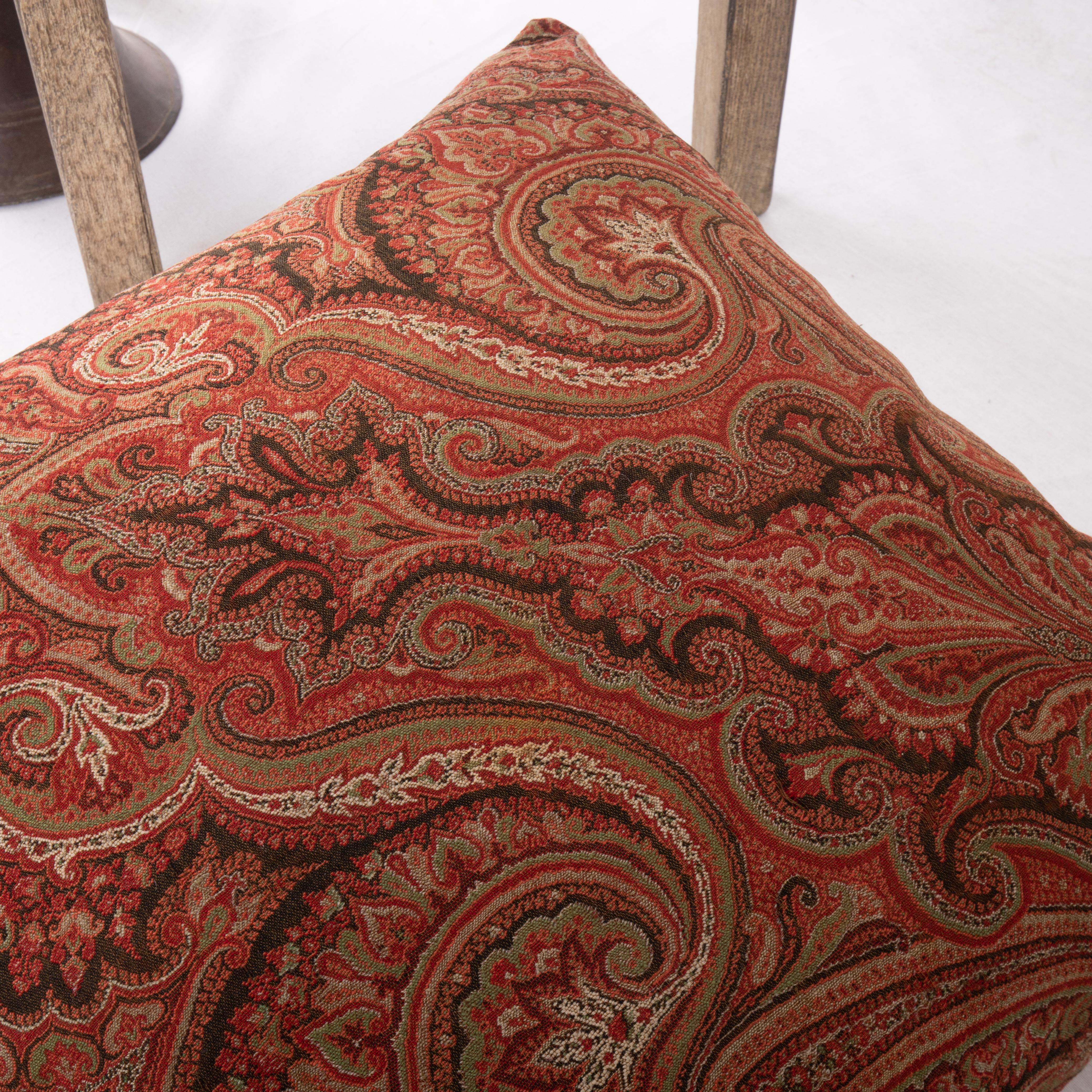 Laine Antique  Couvercle d'oreiller fabriqué à partir d'un châle en laine à motif cachemire, L 19e/E.20e en vente