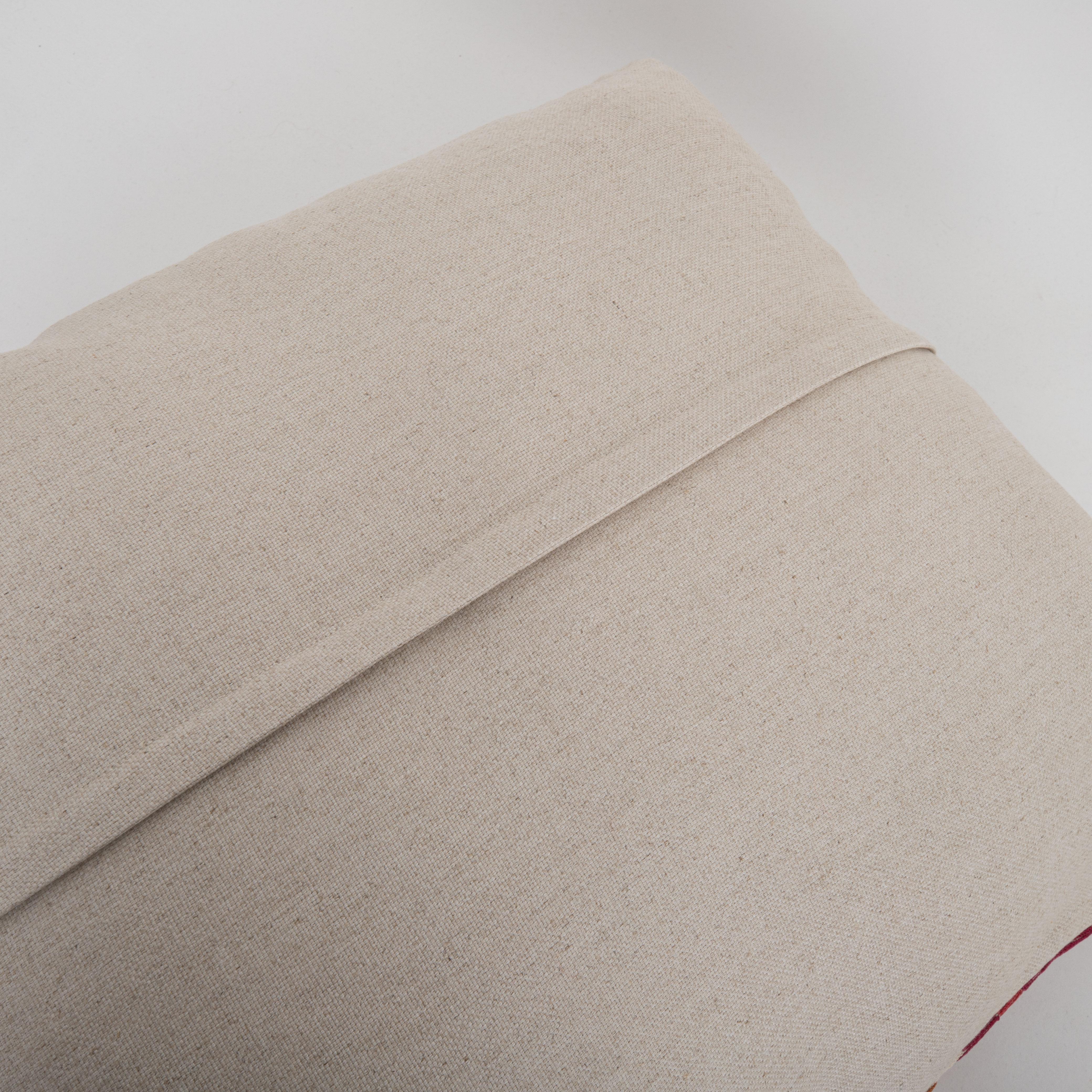 Coussin ancien fabriqué à partir d'un fragment de Suzani du 19e siècle en vente 2