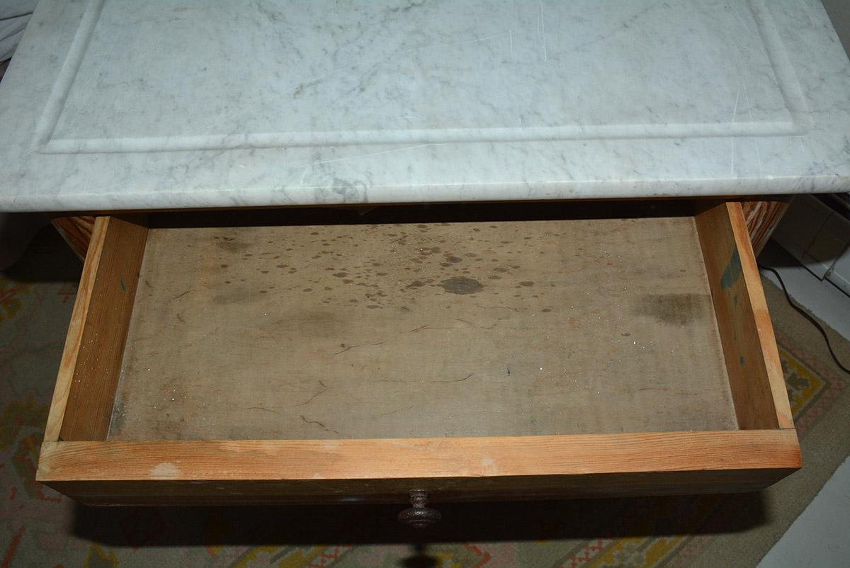 Antiker Nachttisch aus Kiefernholz mit Marmorplatte im Angebot 1