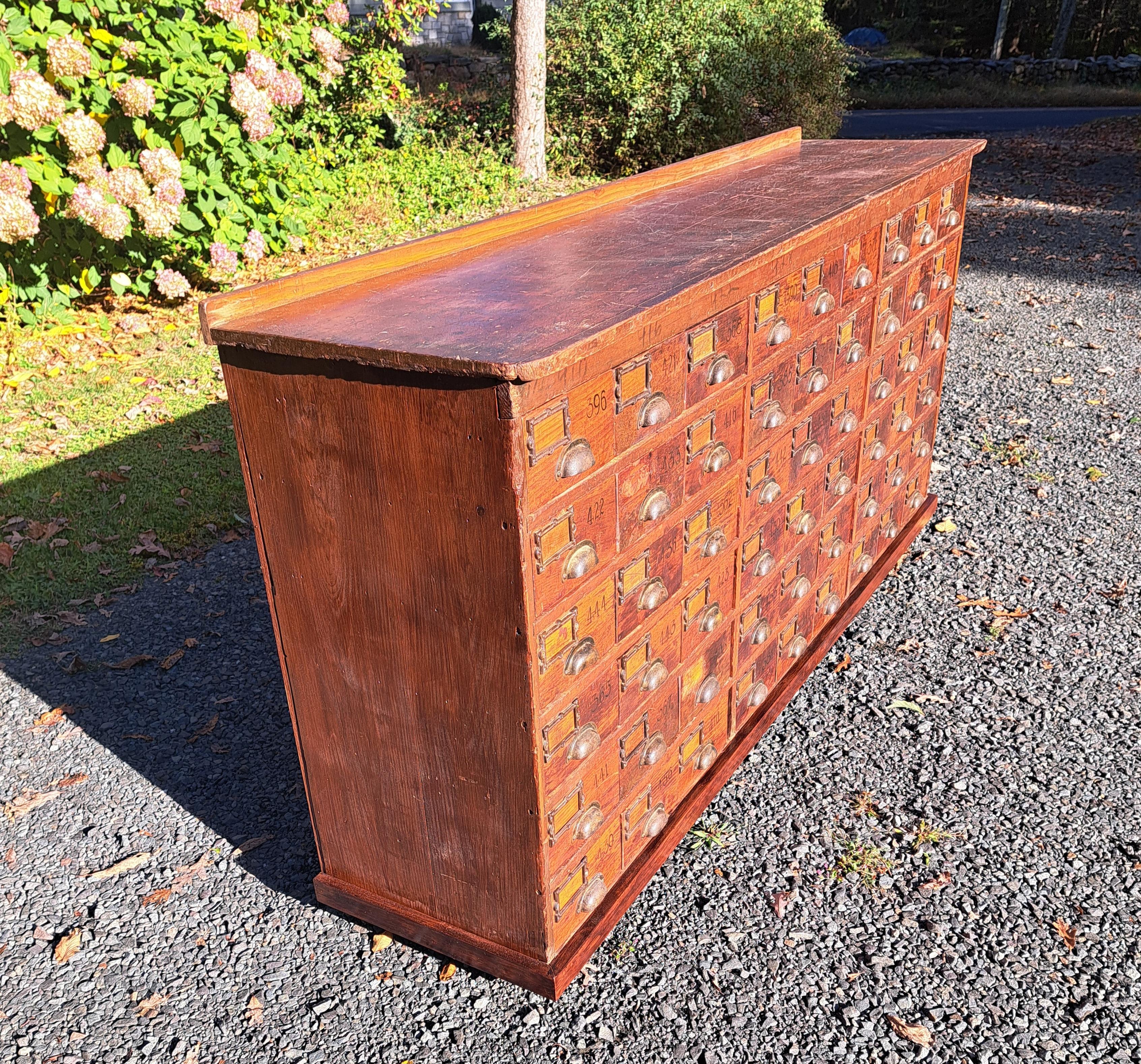 Ancien cabinet d'apothicaire en pin à 54 tiroirs en vente 3