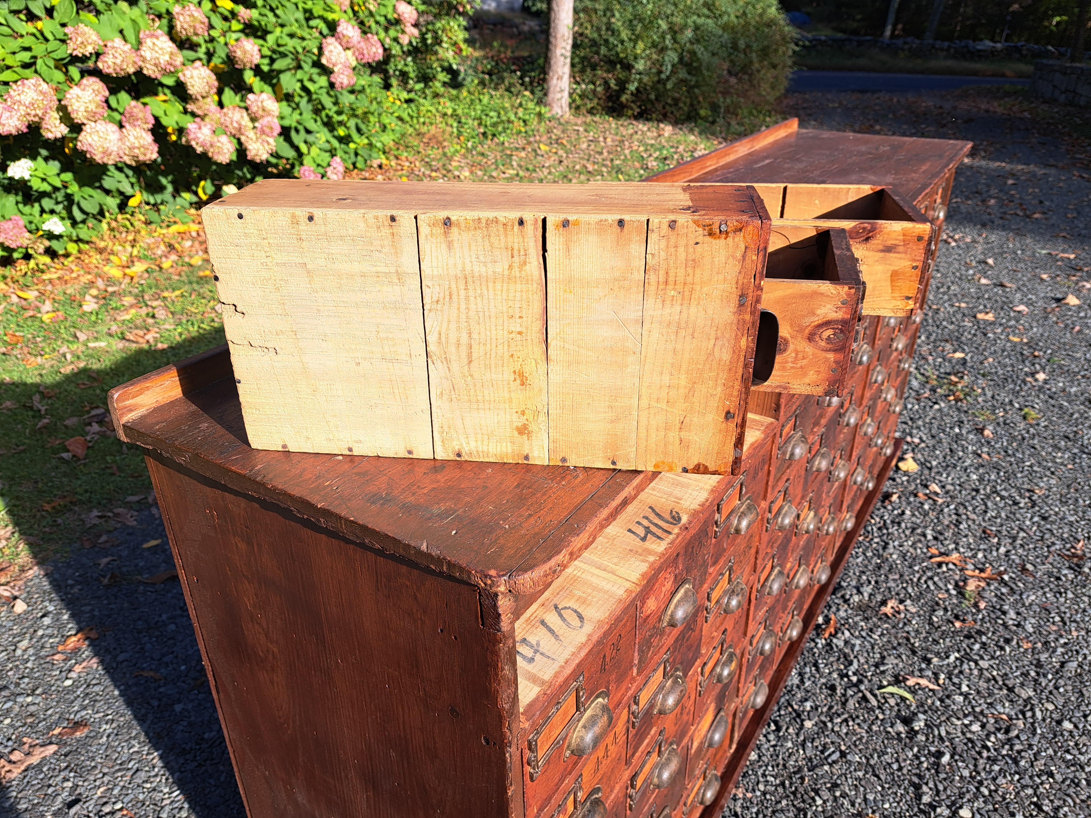 Ancien cabinet d'apothicaire en pin à 54 tiroirs en vente 6