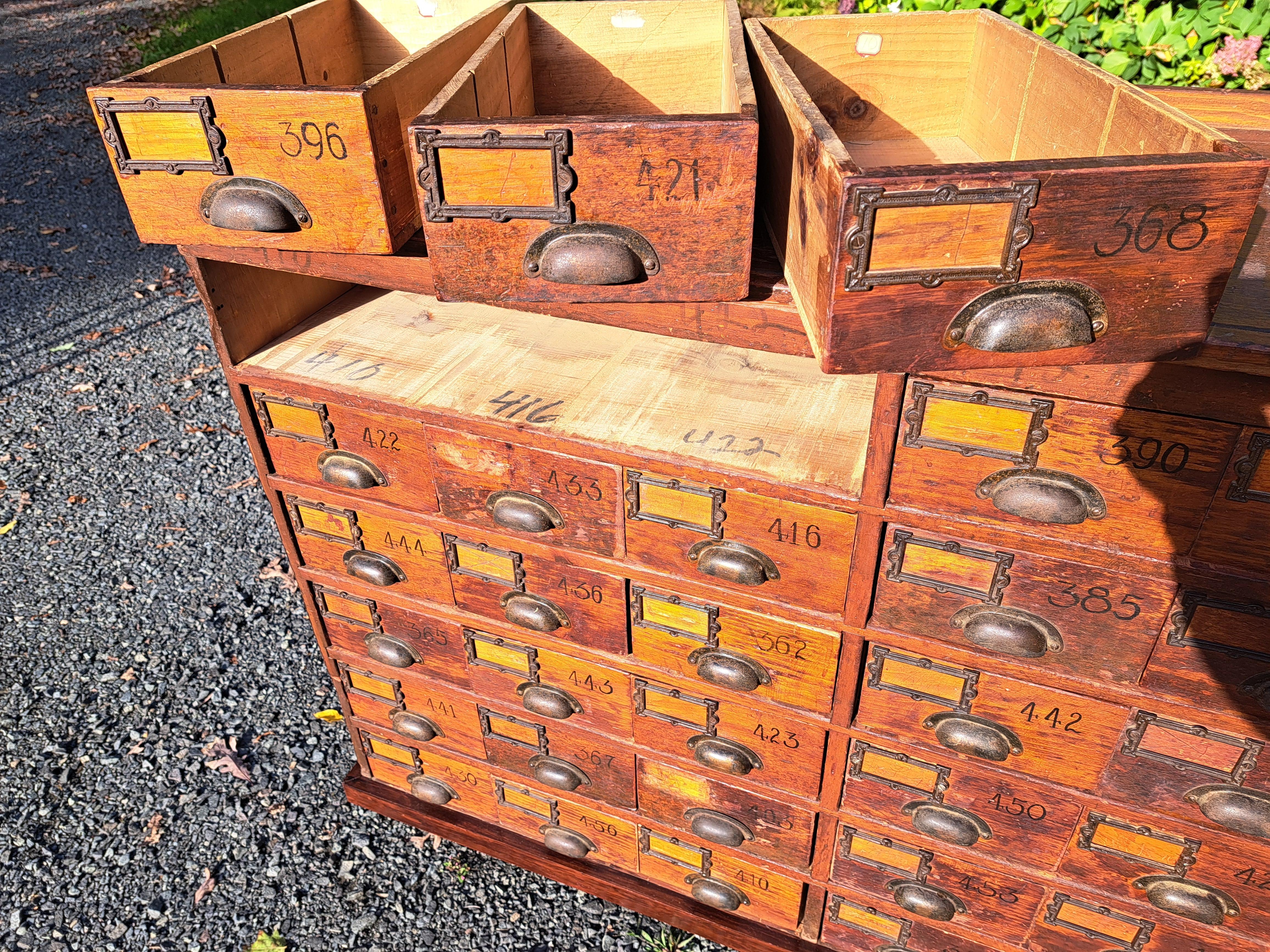 Ancien cabinet d'apothicaire en pin à 54 tiroirs en vente 8