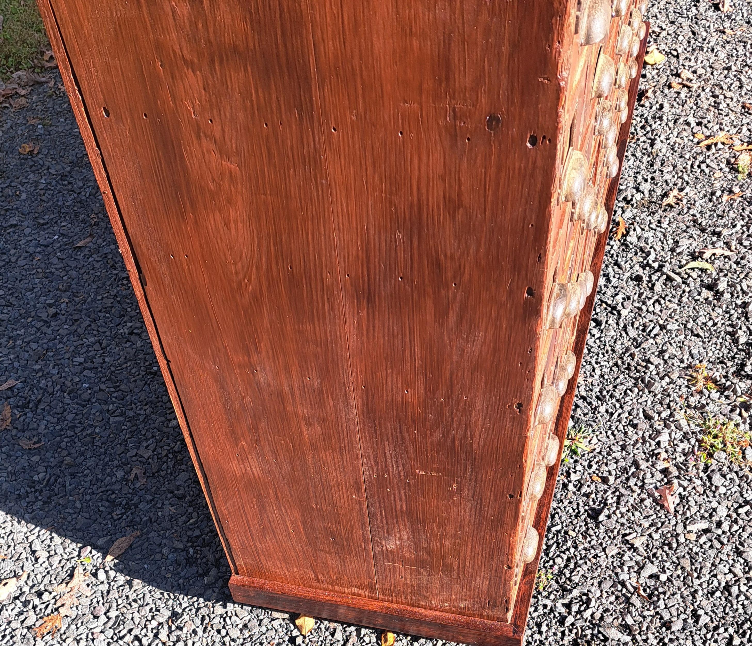 Industriel Ancien cabinet d'apothicaire en pin à 54 tiroirs en vente