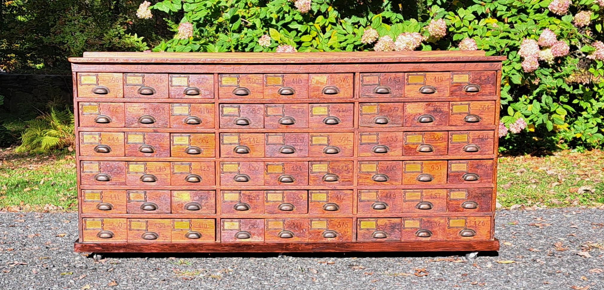 Américain Ancien cabinet d'apothicaire en pin à 54 tiroirs en vente