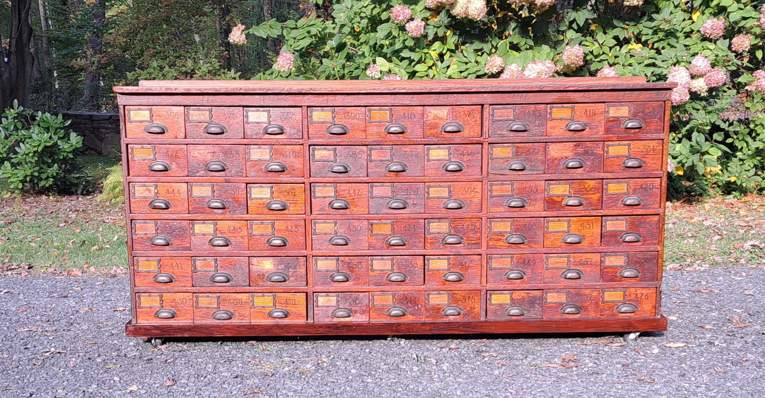 Ancien cabinet d'apothicaire en pin à 54 tiroirs Abîmé - En vente à Newtown, CT