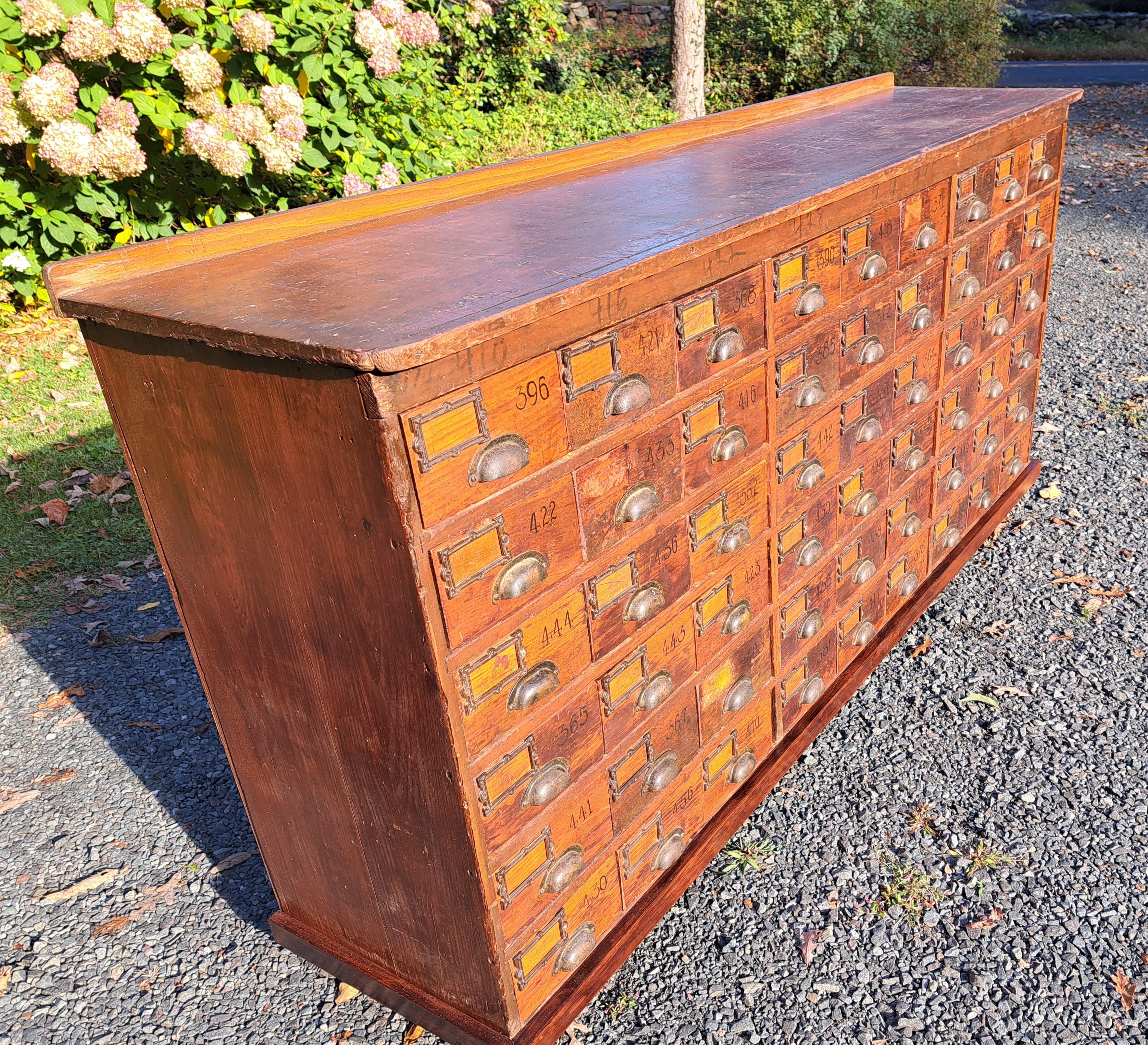 20ième siècle Ancien cabinet d'apothicaire en pin à 54 tiroirs en vente