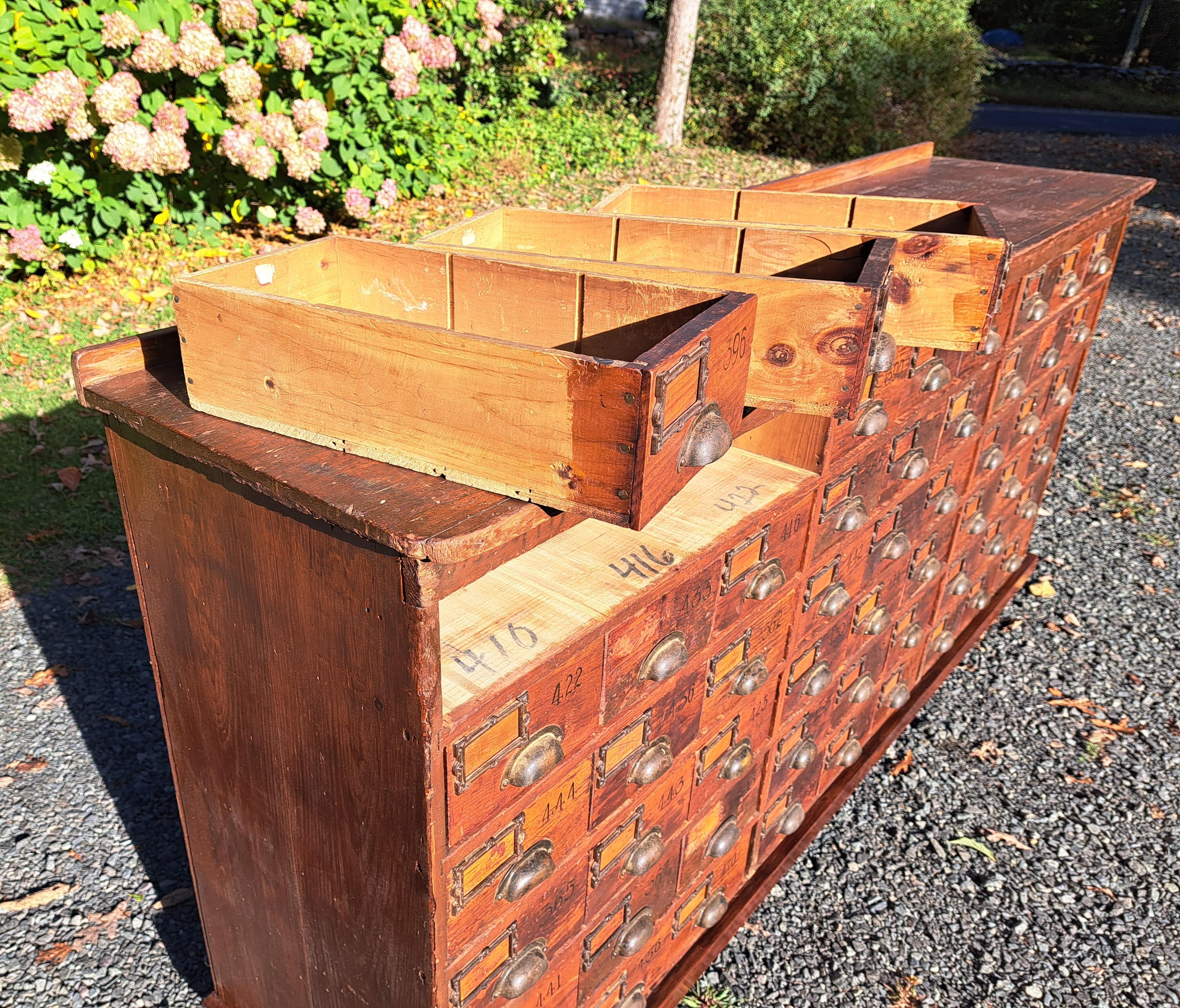 Ancien cabinet d'apothicaire en pin à 54 tiroirs en vente 1