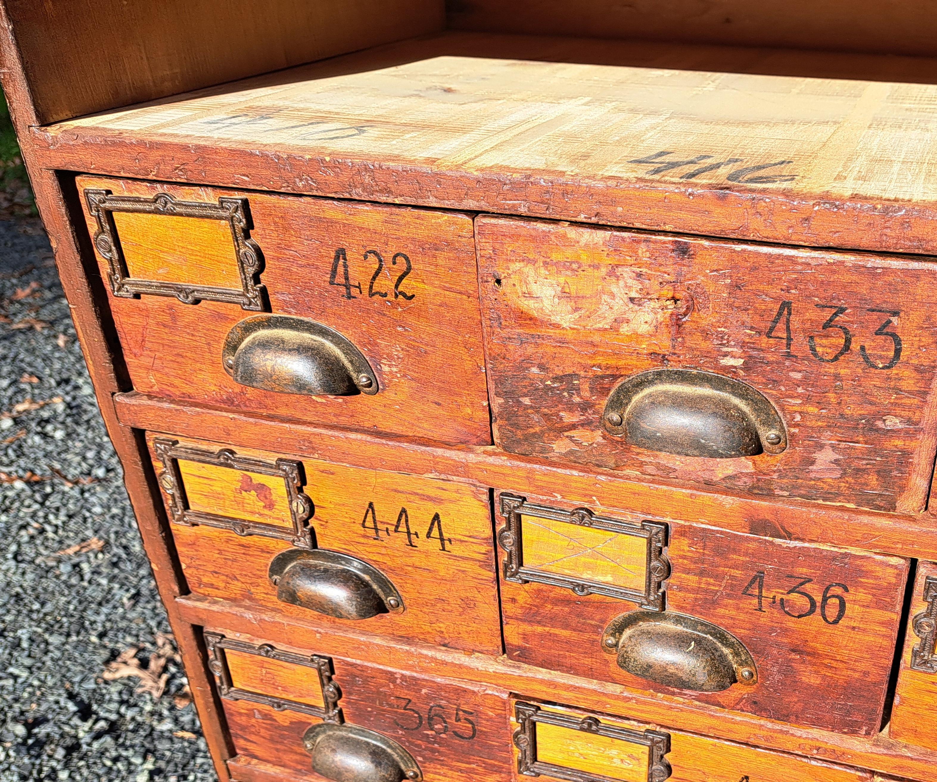 Ancien cabinet d'apothicaire en pin à 54 tiroirs en vente 2