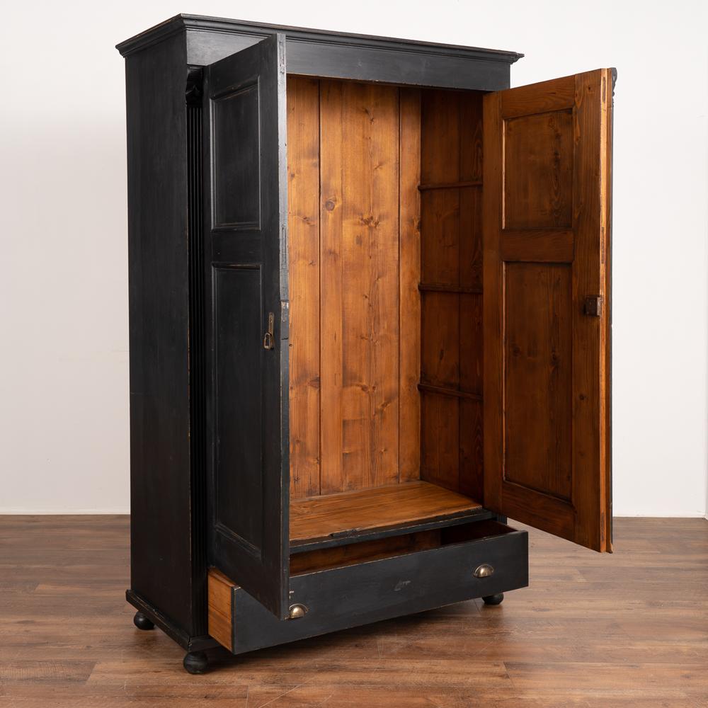 armoire ancienne peinte en noir