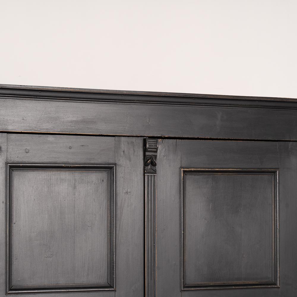 Armoire ancienne en pin peint en noir, Hongrie, vers 1890 Bon état à Round Top, TX