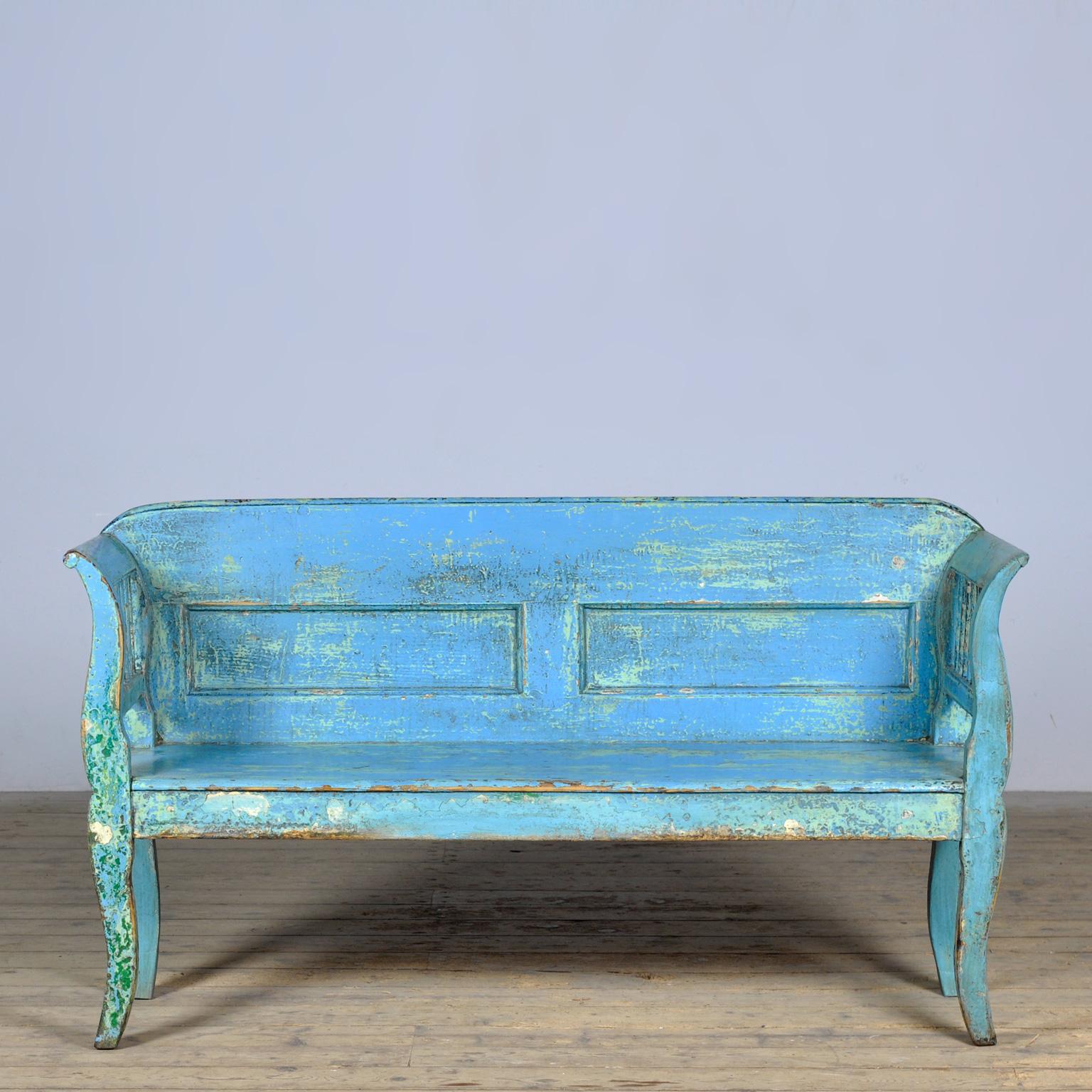 Un charmant banc hongrois datant d'environ 1900. Le banc a eu différentes couleurs au fil des ans, ce qui a créé une belle patine. Avec le temps et l'usage, la peinture s'est usée jusqu'au bois par endroits. Exempt de xylophages.